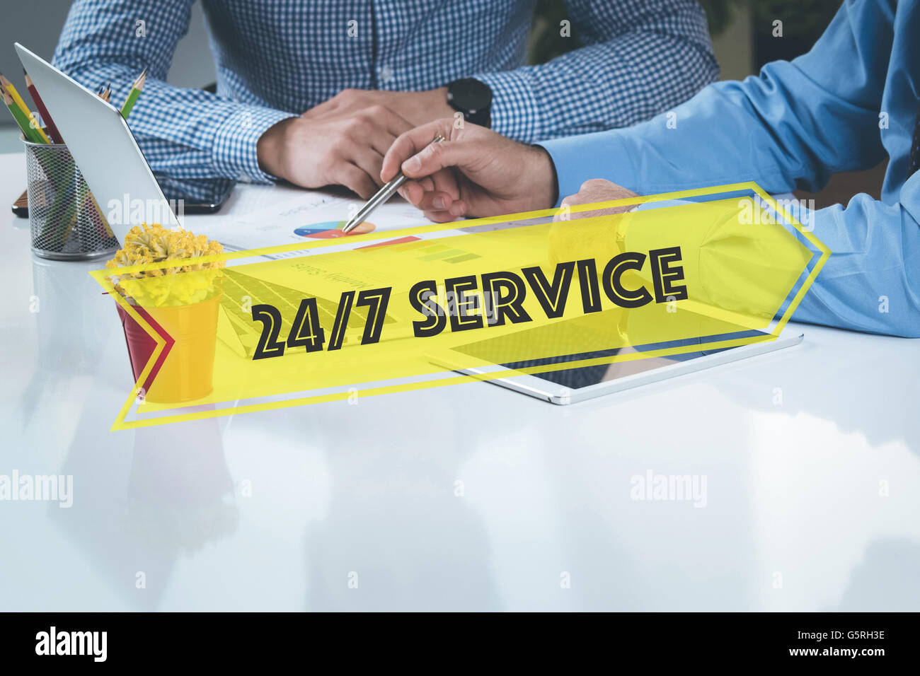 Bureau de travail d'équipe de service 24h/24 CONCEPT DE RÉFLEXION Banque D'Images