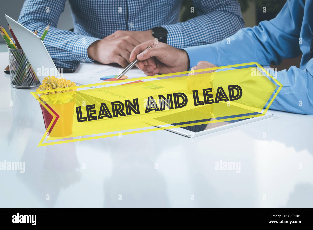Bureau de travail d'apprendre et de mener le travail d'ÉQUIPE CONCEPT DE RÉFLEXION Banque D'Images