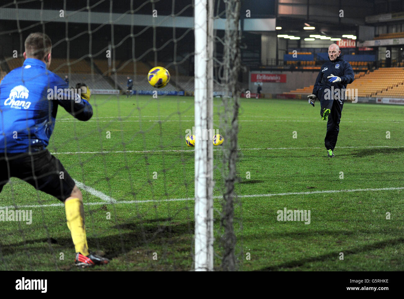 Soccer - FA Youth Cup - Port Vale v Everton - Vale Park.Le gardien de but d'Everton, Mason Springthorpe, est réchauffé par l'entraîneur de gardien de but Kevin O'Brien Banque D'Images