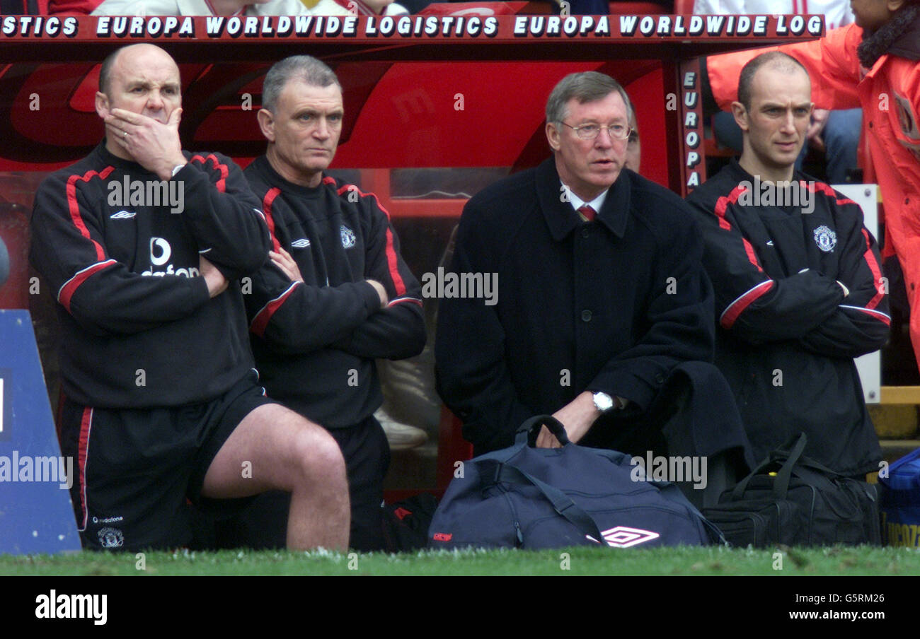 Sir Alex Ferguson directeur de Manchester United avec son personnel de réserve, pendant la F.A. Match de premier ministre de Barclaycard entre Charlton Athletic et Manchester United à The Valley, Londres. Banque D'Images