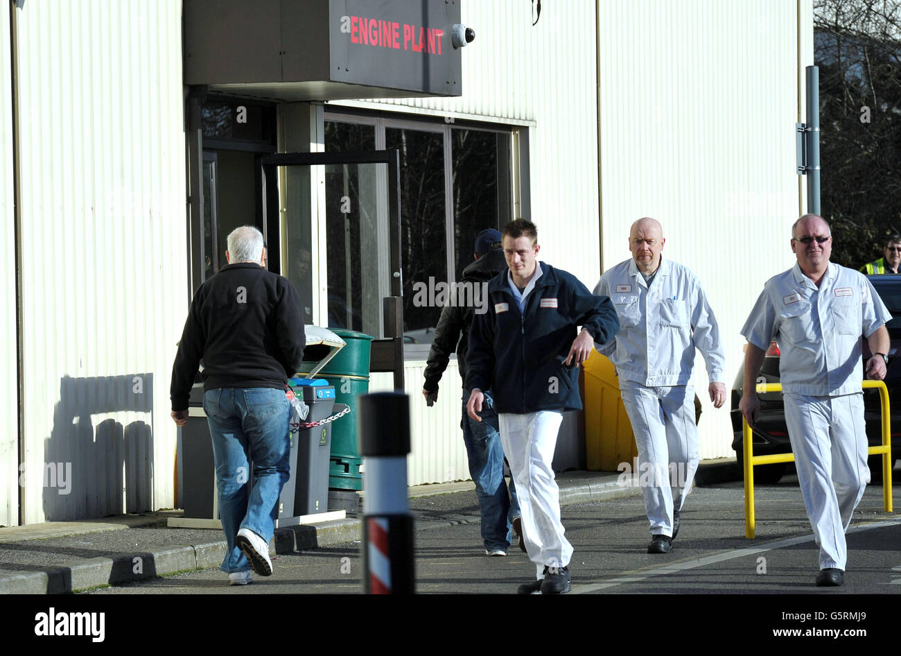 Les travailleurs quittent leur poste à l'usine de montage Honda de Swindon, où le géant de la voiture va couper 800 emplois après une baisse de la demande dans toute l'Europe. Banque D'Images