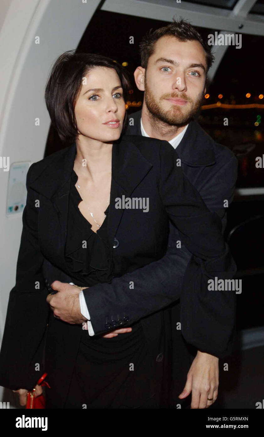 L'acteur Jude Law et sa femme Sadie Frost se sont enjoints au London Eye de British Airways sur la South Bank de Londres, après la première représentation de son nouveau jeu, le Dr Faustus, au Young Vic Theatre. * 14/8/03: Frost a commencé à divorcer son mari nommé aux Oscar Jude Law, a-t-elle annoncé. Le couple s'est scindé au début de cette année après plus de cinq ans de mariage, et le divorce avait été largement anticipé. Une déclaration publiée en son nom ce soir cite le « comportement déraisonnable » de la Loi. *29/10/03: Le mariage du couple de showbusiness Sadie Frost et Jude Law devait être officiellement terminé à Banque D'Images