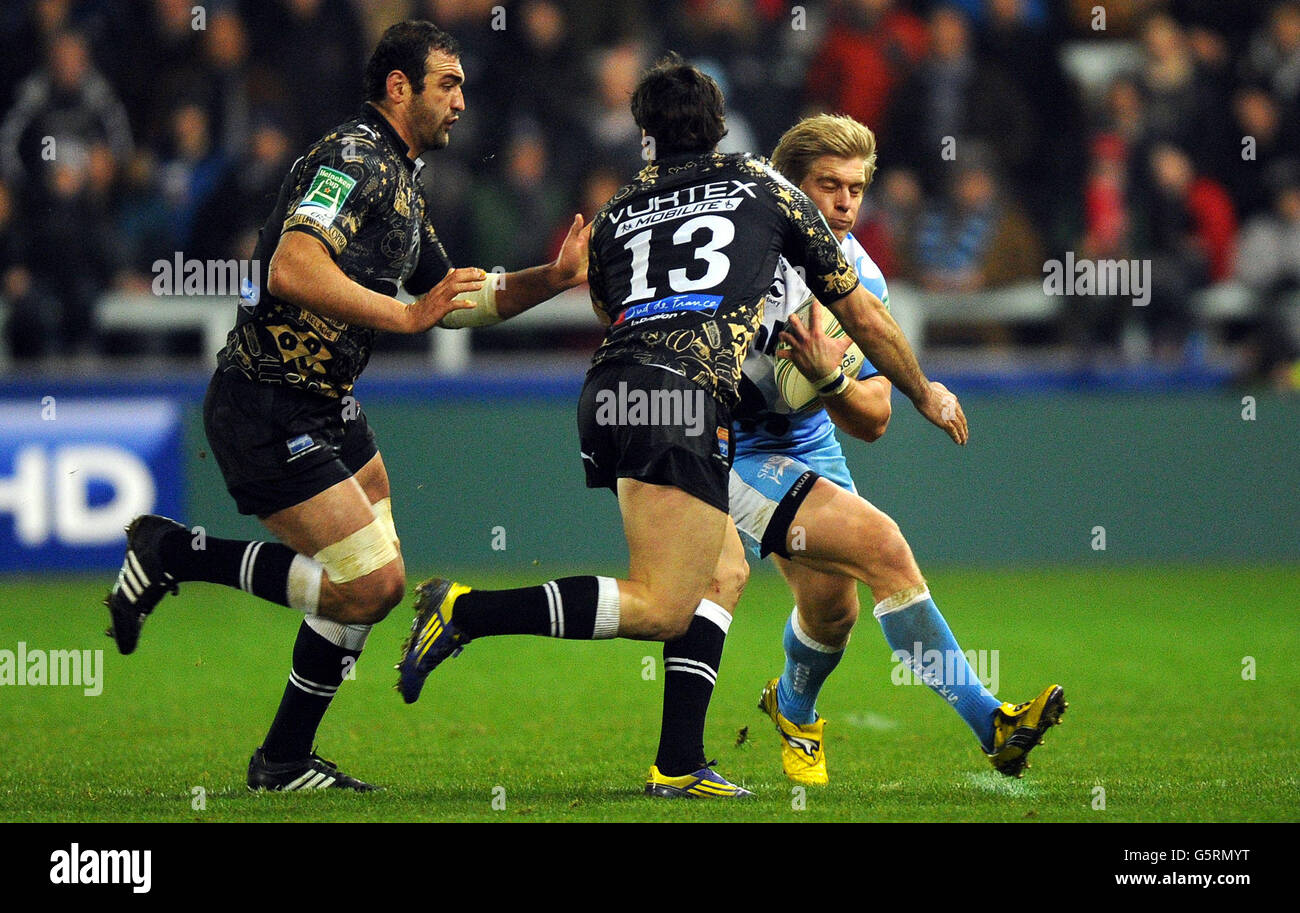 Solde Charlie Amesbury de Sharks est affronté par Thomas Combezou et Mamuka Gorgodze de Montpellier pendant la coupe Heineken, le match Pool six au stade Salford City, Salford. Banque D'Images