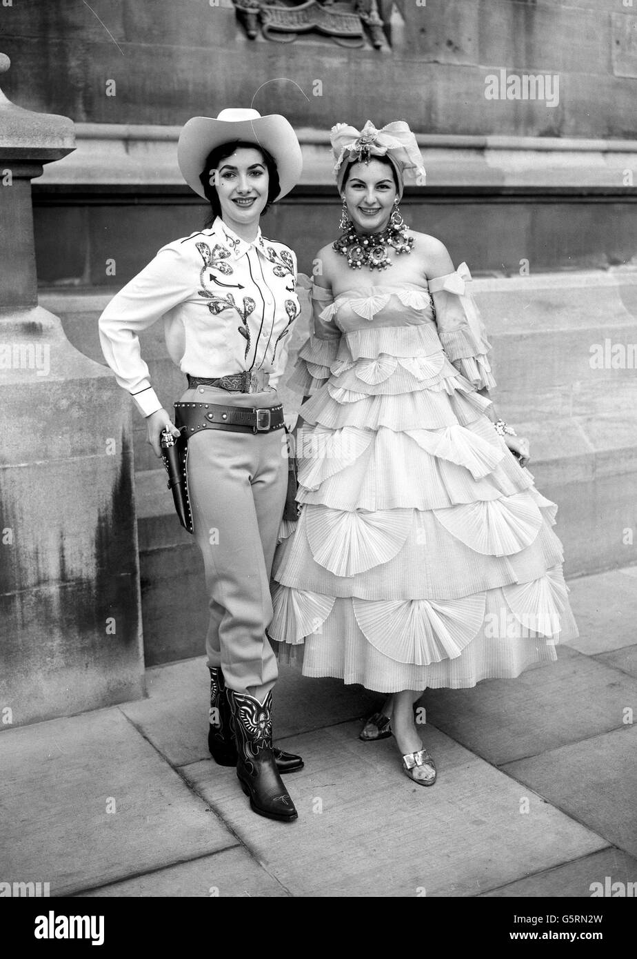 « le costume national sera porté », était la commande. Ainsi, Mlle USA, Loretta Powell (à gauche), 24 ans, a choisi la variété occidentale quand, avec d'autres participants au concours de beauté Miss World, elle a fait une tournée de la Chambre des communes de Londres. * ... Elle est vue à Westminster avec Miss Brazil, 18 ans, Dione Olineira. Plus tard, les beautés du monde ont fait la lune avec les députés. Banque D'Images