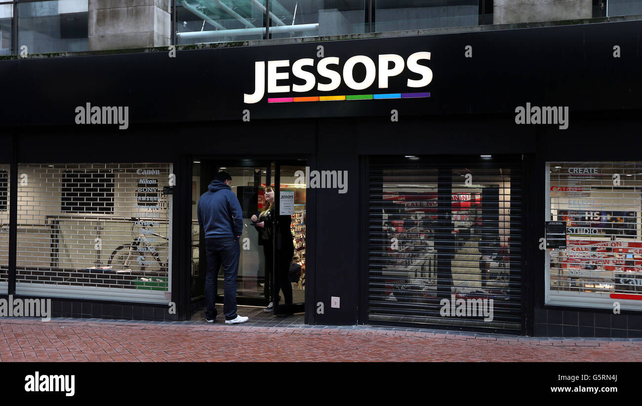 Les clients collectent aujourd'hui des tirages à la porte d'une boutique de caméras Jessop à Birmingham, la chaîne de caméras devant être fermée. Banque D'Images