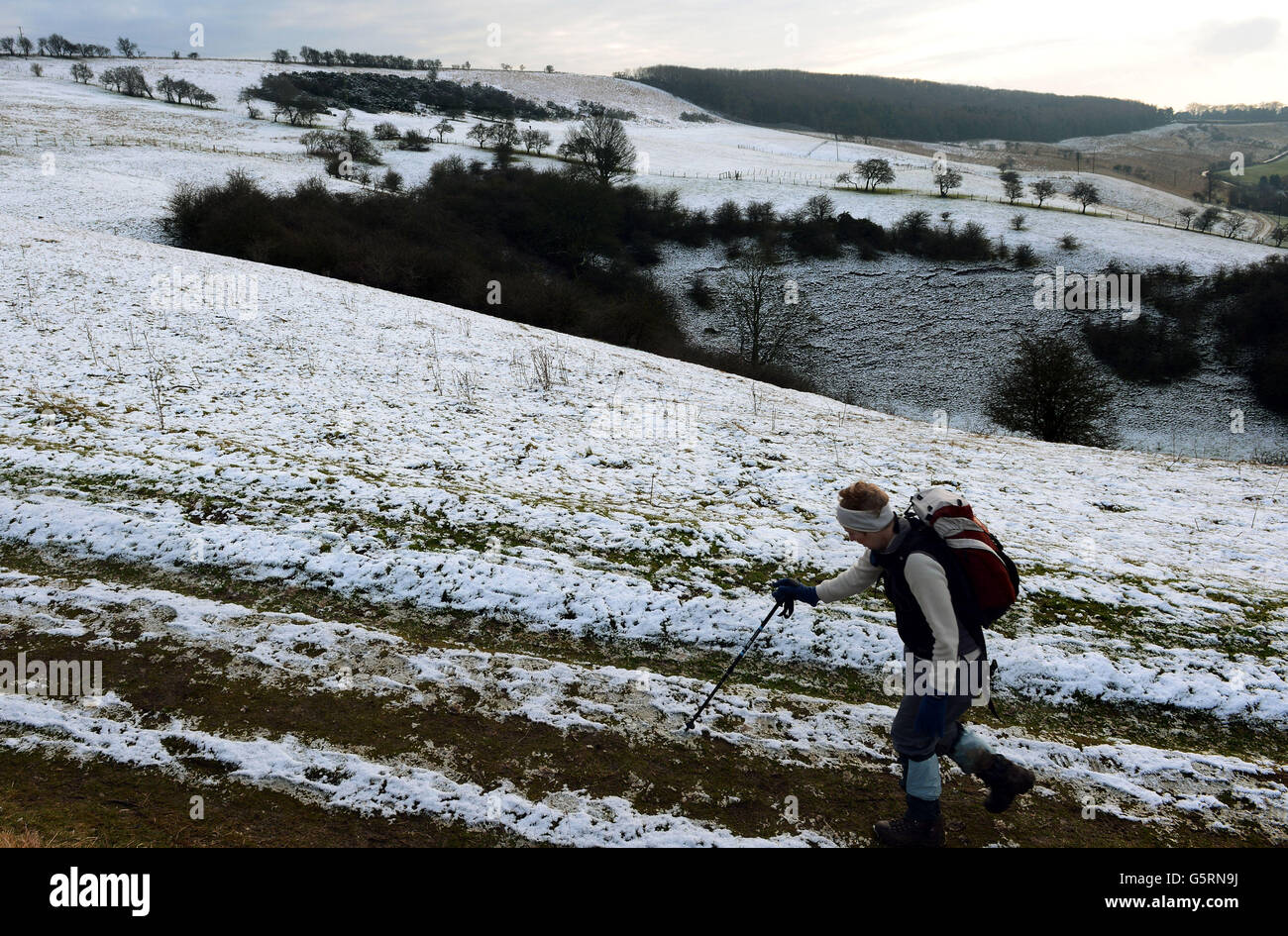 La neige sur le sol élevé des Yorkshire Wolds dans les pâturages de Millington, près de Pocklington, donne à un marcheur un aperçu du temps d'hiver et de la neige qui devrait affecter de nombreuses régions du Royaume-Uni dans les jours à venir. Banque D'Images