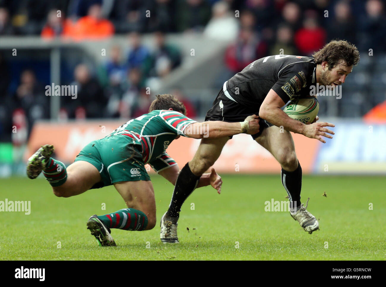 Rugby Union - Heineken Cup - Pool Two - Ospreys / Leicester Tigers - Liberty Stadium.Ospreys Andrew Bishop est attaqué par Anthony Allen de Leicester lors du match Heineken Cup Pool Two au Liberty Stadium, Swansea. Banque D'Images