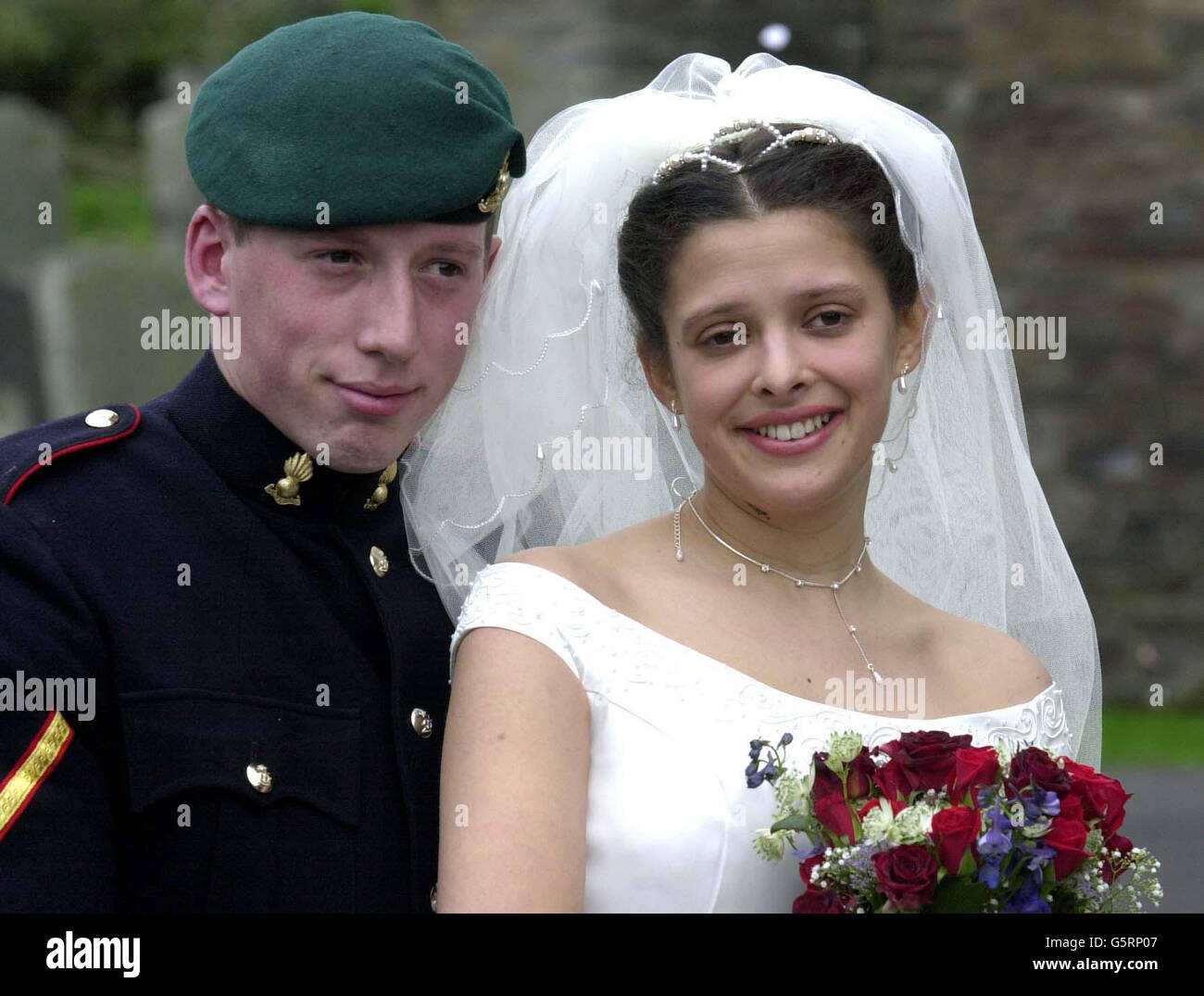 Lance Bombardier Nik Watkins, 22 ans, avec son jeune professeur, Elain Butcher (toutes les orthographes sont correctes), après leur service de mariage à l'église St Mary's Church de Plympton, Devon.* ...Le jeune soldat se prépare à être envoyé en Afghanistan et a épousé sa chérie après que le couple ait décidé de ne pas attendre son retour.Plusieurs autres soldats du régiment ont également avancé leurs dates de mariage, un couple partant pour une lune de miel de 24 heures après avoir été marié dans la chapelle royale à la base de la Citadelle royale de Plymouth.Le régiment fournira un appui d'artillerie à 45 Marines royaux Commando in Banque D'Images