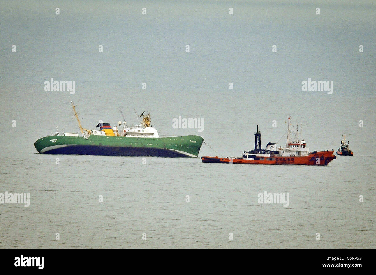 Le moto Vessel Emsstrom liste dans la mer, qui était remorqué par le Christos XXII et a fini par endommager le remorqueur-bateau dans les eaux au large de Hope's Nose, près de Torbay, Devon. Banque D'Images