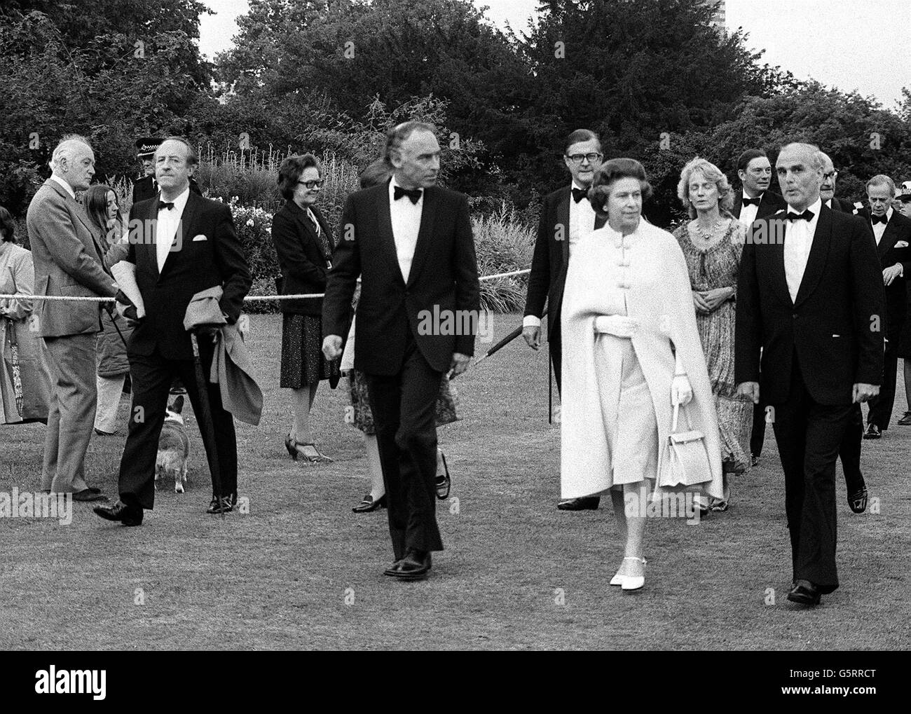 Un progrès royal à travers le parc des régents par la reine Elizabeth II et un entourage qui comprend le commandant de dîner Michael Trestril (à gauche), le garde du corps de la reine et le chef de l'équipe de protection royale, en route vers le théâtre en plein air célébrant son Jubilé d'or. Banque D'Images Un progrès royal à travers le parc des régents par la reine Elizabeth II et un entourage qui comprend le commandant de dîner Michael Trestril (à gauche), le garde du corps de la reine et le chef de l'équipe de protection royale, en route vers le théâtre en plein air célébrant son Jubilé d'or. Banque D'Images