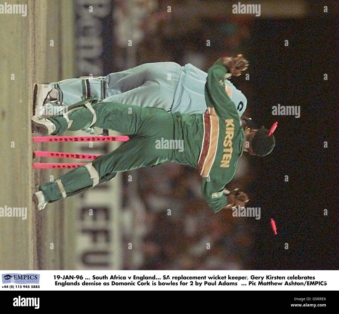 19 janvier 96, Afrique du Sud contre Angleterre.Gary Kirsten, gardien de cricket de remplacement de sa, célèbre la disparition de l'Angleterre, tandis que Dominic Cork est sous le drapeau de Paul Adams Banque D'Images