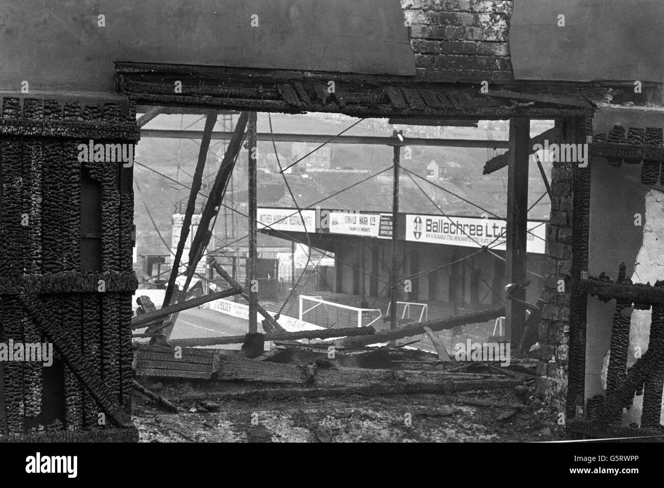 Des portes de sortie ont été ramassées sur le stand principal du stade Valley Parade de Bradford City, où 56 personnes sont mortes et 265 ont été blessées lorsqu'un incendie a balayé le stand emballé juste avant la mi-temps du match contre Lincoln City. Banque D'Images