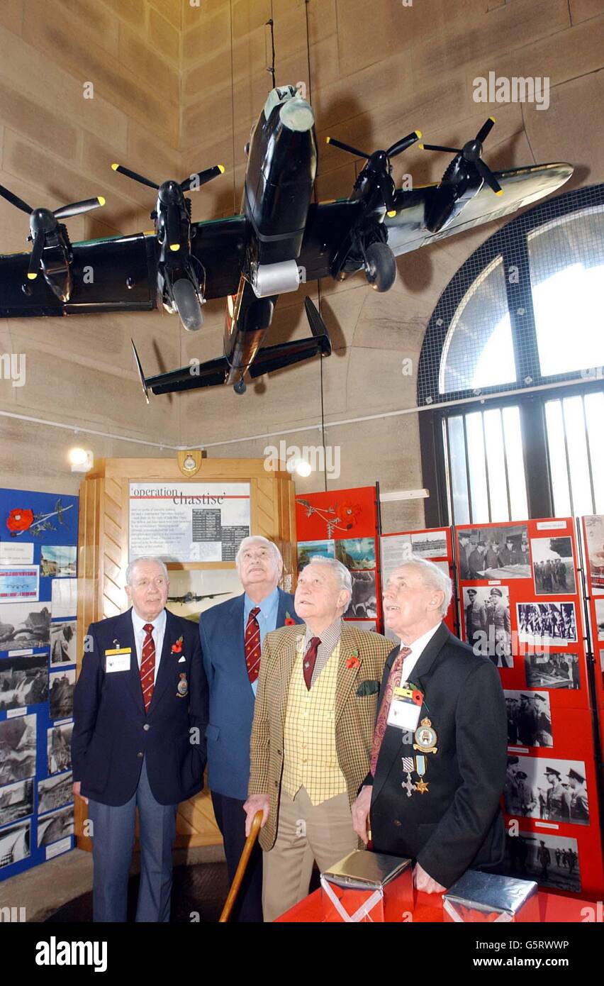 L'acteur Richard Todd (deuxième à droite) et les membres de l'escadron 617 'Dambusters' (L-R) Ron Barton, George Chalmers et Jack Gagg voient une exposition à Derwent Valley, près de Sheffield, dédiée au raid du 1943 mai sur la vallée de la Ruhr. * Derwent Valley est l'endroit où l'escadron a pratiqué leur formation de bas niveau pour le raid. Banque D'Images