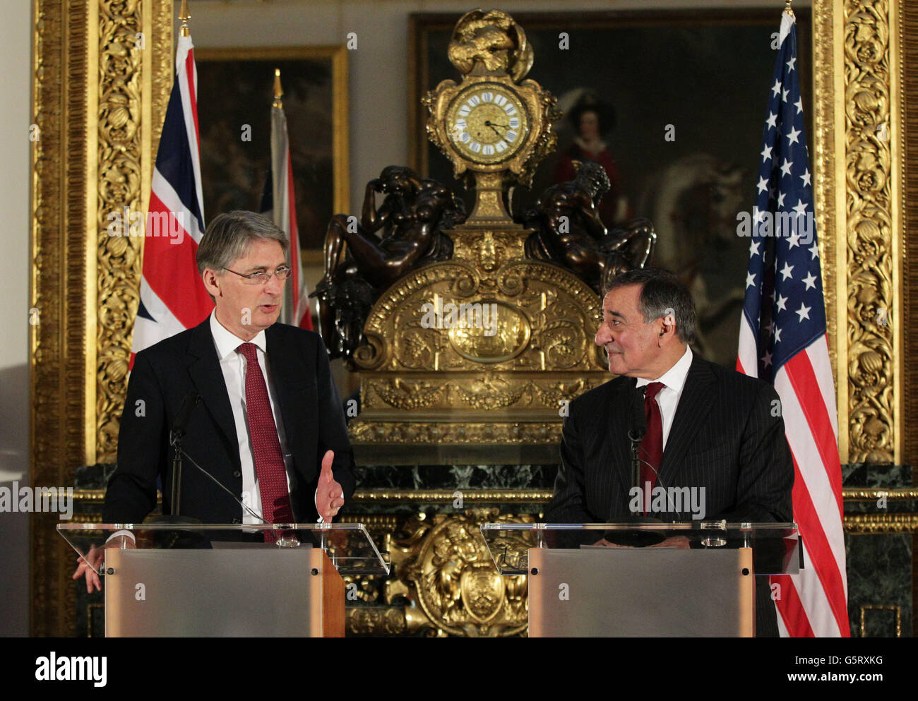 Le secrétaire à la Défense Philip Hammond (à gauche) et le secrétaire américain à la Défense Leon Panetta, lors d'une conférence de presse sur la crise des otages en Algérie à Lancaster House, dans le centre de Londres. Banque D'Images