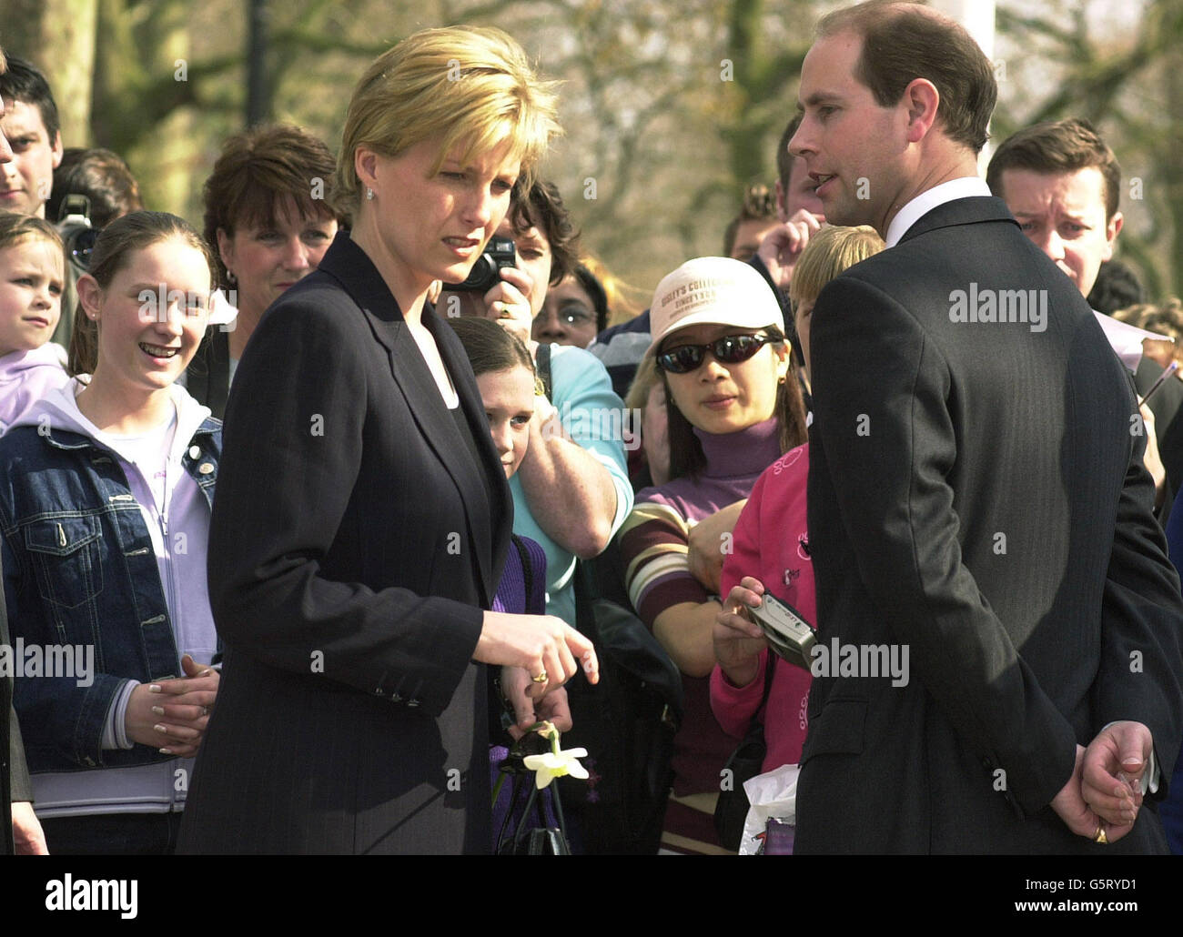 Le comte et la comtesse de Wessex, parlent aux wellwishers, comme ils marchent de la chapelle de la reine à Buckingham Palace en payant leurs respects au cercueil de la reine Elizabeth la reine mère. Banque D'Images