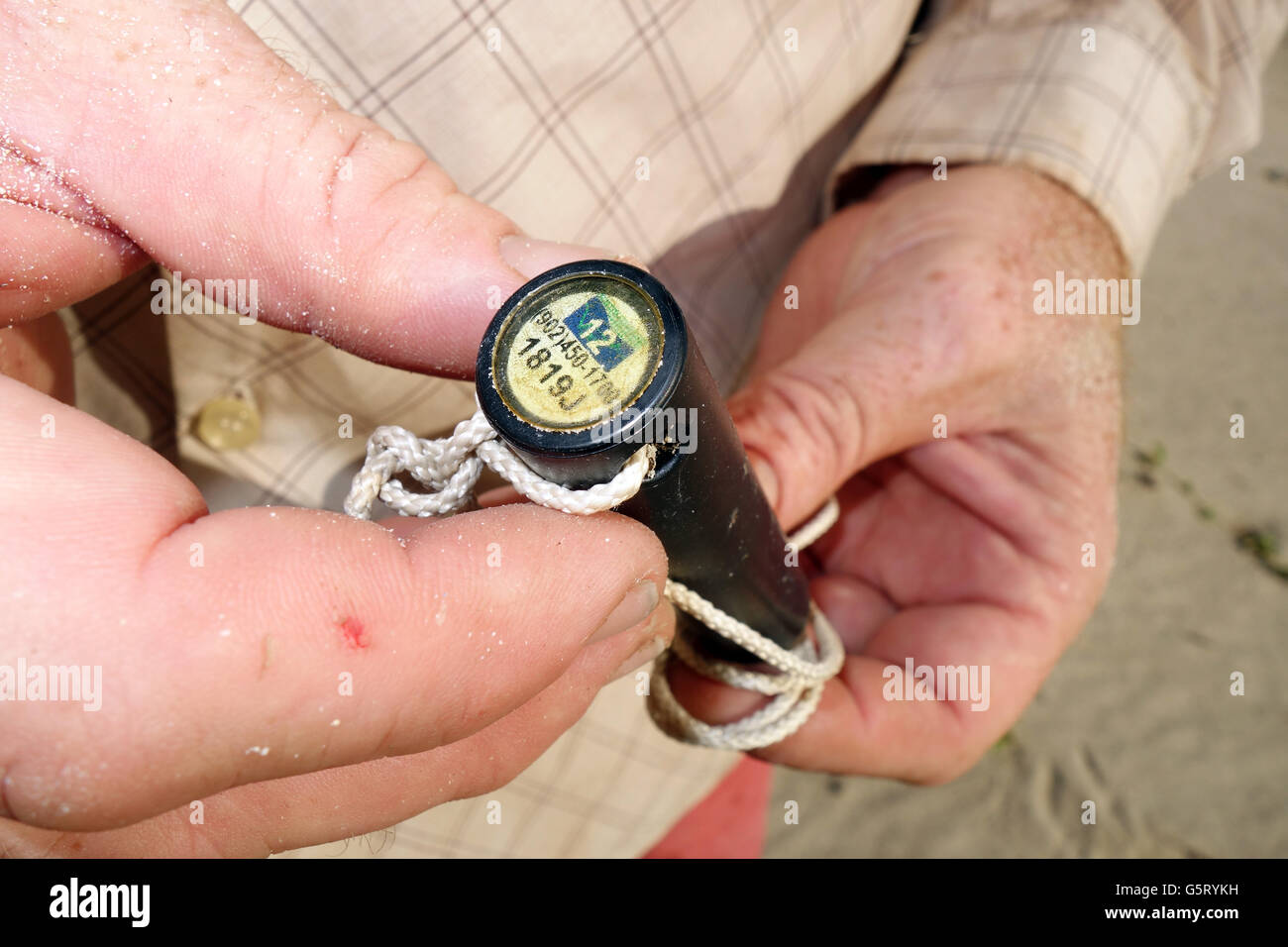 Enregistreur de données scientifiques perdus trouvés sur la plage, l'île de Stanley, Princess Charlotte Bay, la péninsule du Cap York, en Australie Banque D'Images