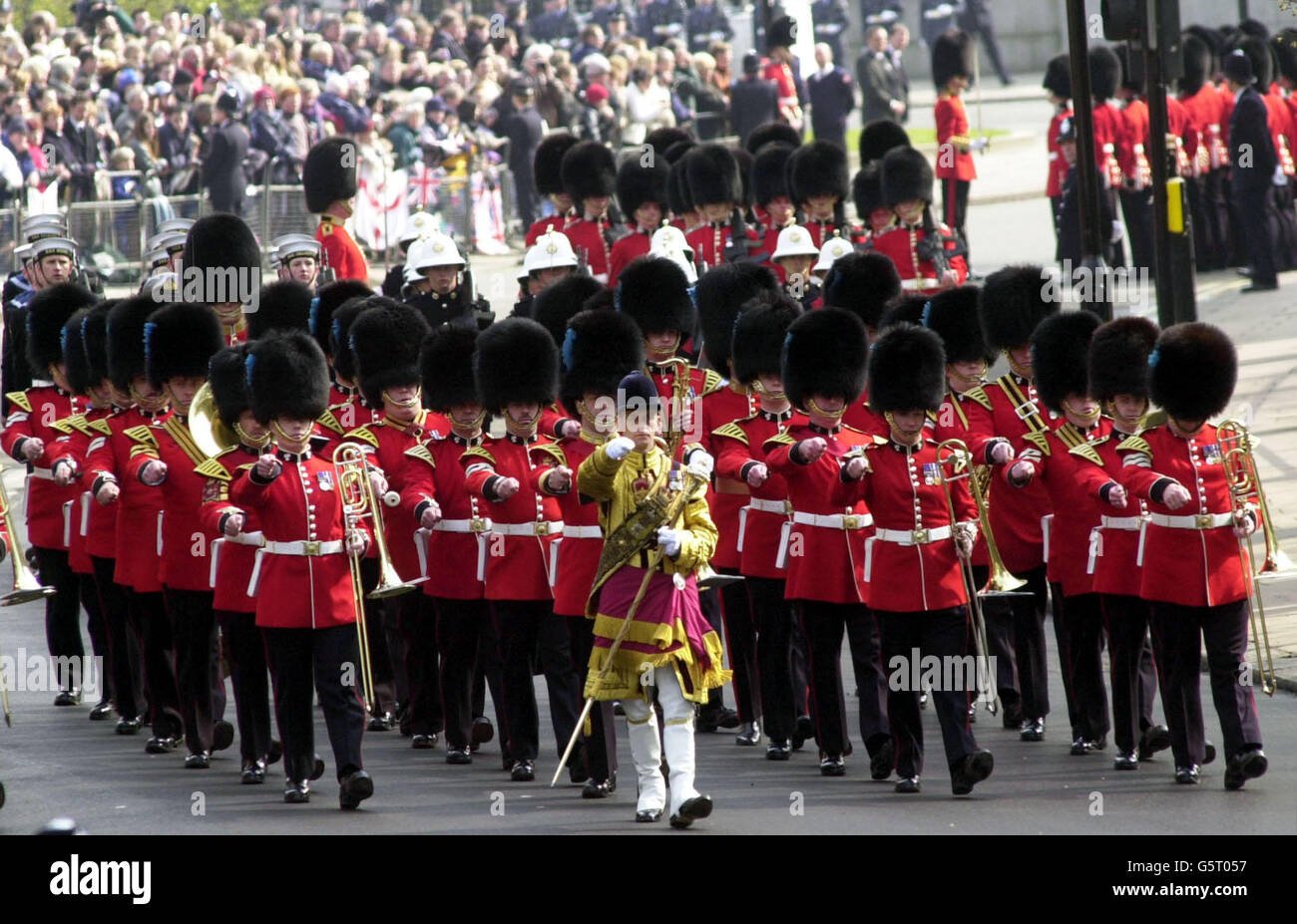 La bande des gardes irlandais marche en position à l'abbaye de Westminster , avant le service funéraire de la reine Elizabeth la reine mère. Après le service, le cercueil de la reine mère sera emmené à la chapelle Saint-Georges à Windsor, où elle sera mise au repos. * ... à côté de son mari, le roi George VI Banque D'Images