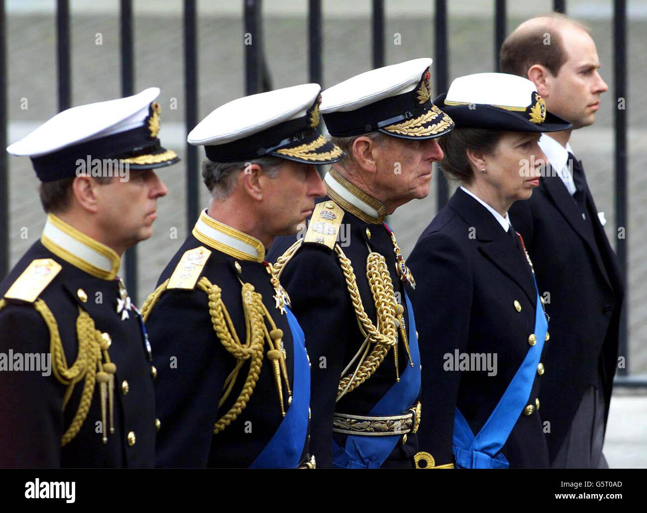 Des membres de la famille royale britannique suivent le cercueil de la reine mère en chemin vers ses funérailles à l'abbaye de Westminster à Londres, (L-R) le duc d'York, le prince de Galles, le duc d'Édimbourg, la princesse royale et le comte de Wessex. Banque D'Images