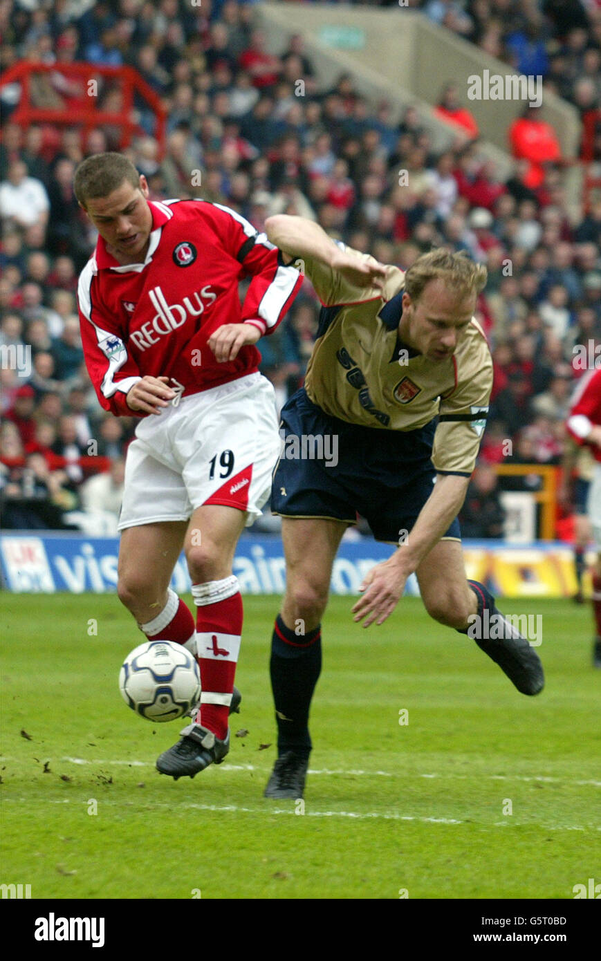 Luke Young de Charlton tente d'arrêter Dennis Bergkamp d'Arsenal pendant la F.A.Barclaycard Premiership match entre Charlton et Arsenal à la Vallée. Banque D'Images