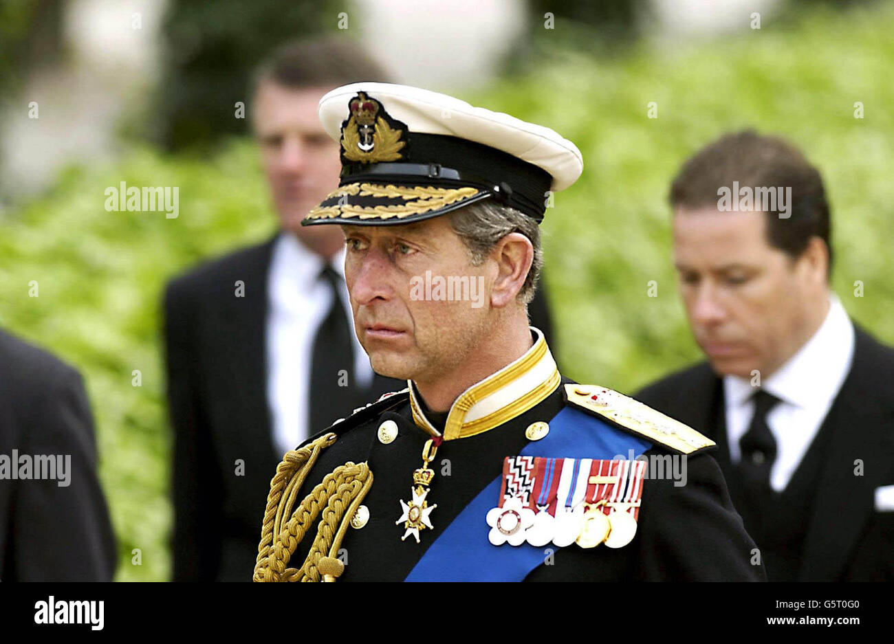 Le prince de Galles suit la charriot portant le cercueil de sa grand-mère, la reine Elizabeth, la reine mère, pendant la procession de Westminster Hall à l'abbaye de Westminster à Londres.* ...Les funérailles sont le point culminant de plus d'une semaine de deuil pour le matriarche royal, qui est décédé à l'âge de 101 ans. Banque D'Images