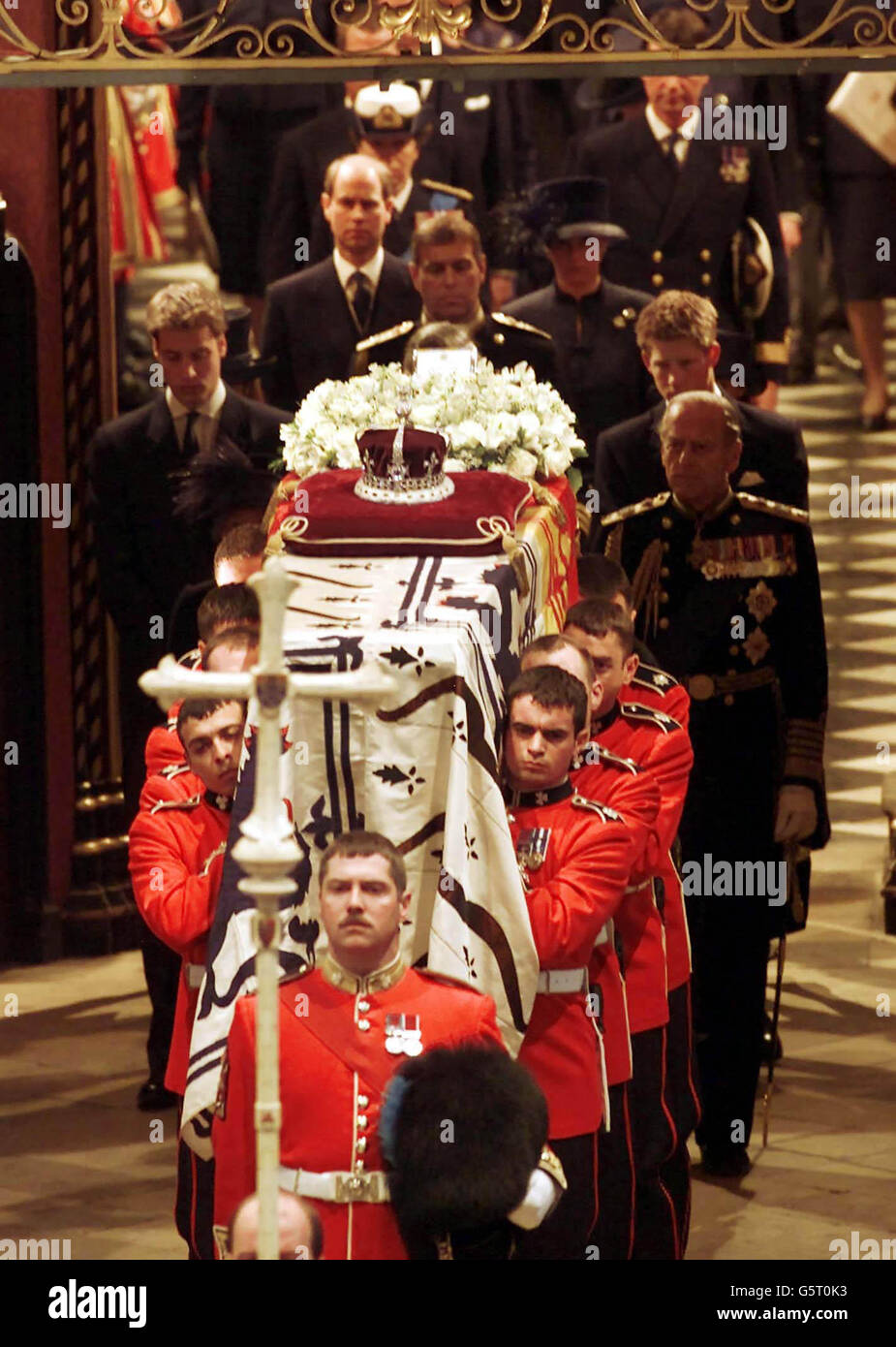 Des membres de la famille royale britannique suivent le cercueil de la reine mère de l'abbaye de Westminster à la fin de ses funérailles. De la première rangée à gauche, ils sont: Le prince William, le prince Harry et le duc d'Édimbourg la deuxième rangée à partir de la gauche sont comte de Wessex, duc d'York. *...et Sophie, la comtesse de Wessex. Banque D'Images