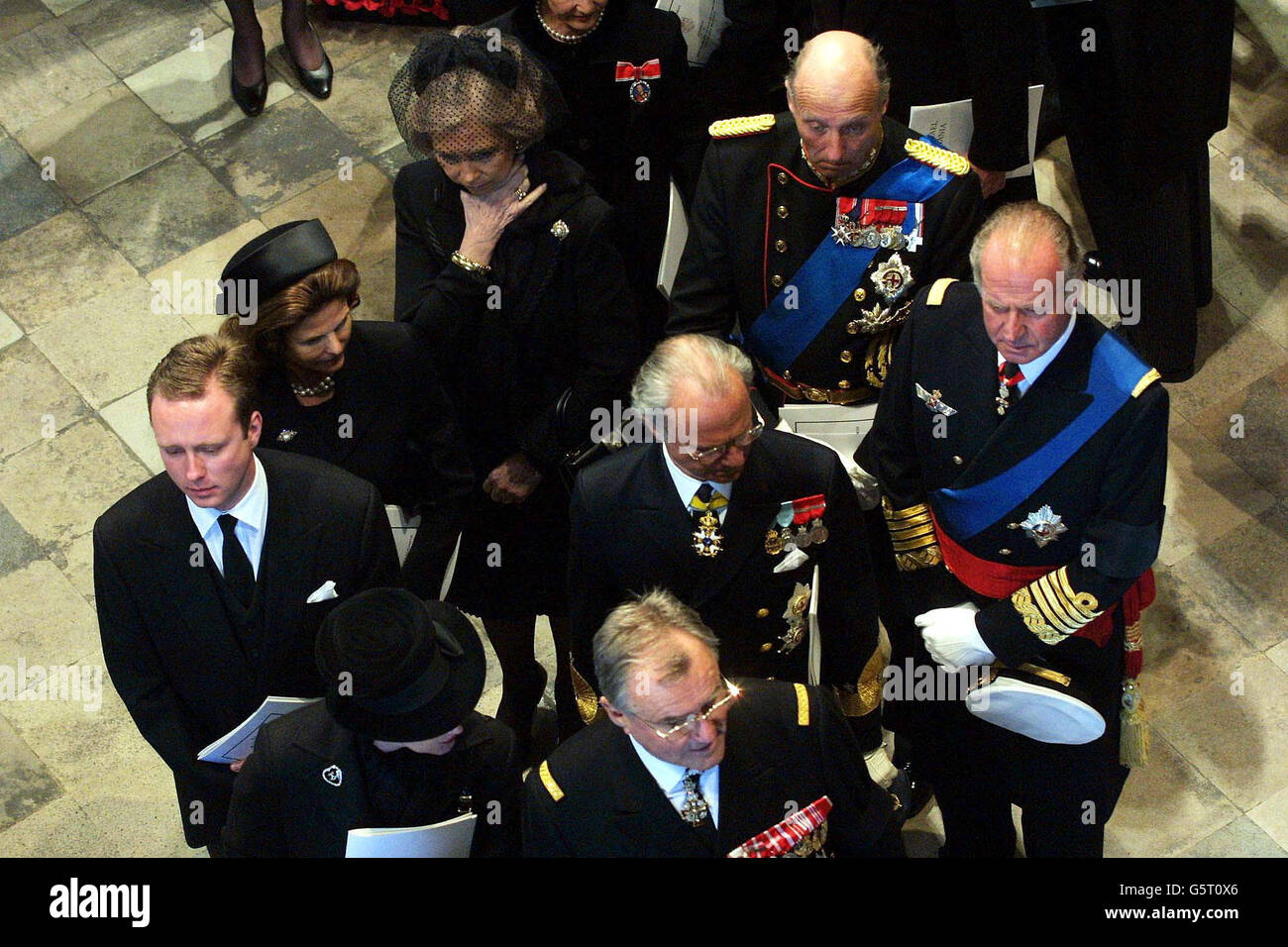 Les membres des familles royales européennes quittent l'abbaye de Westminster à Londres à la fin du service funéraire de la reine mère de Grande-Bretagne. * ils sont, au premier rang: Denmarks Reine Margrethe II et Prince Consort Henrik. 2e rangée en partant de la droite : le roi d'Espagne Juan Carlos, le roi de Suède Carl Gustaf XVI et le prince danois Gustav. 3ème rangée à partir de la gauche sont: La reine Silvia de Suède, la reine Sofia d'Espagne et le roi Harald V. de Norvège Banque D'Images