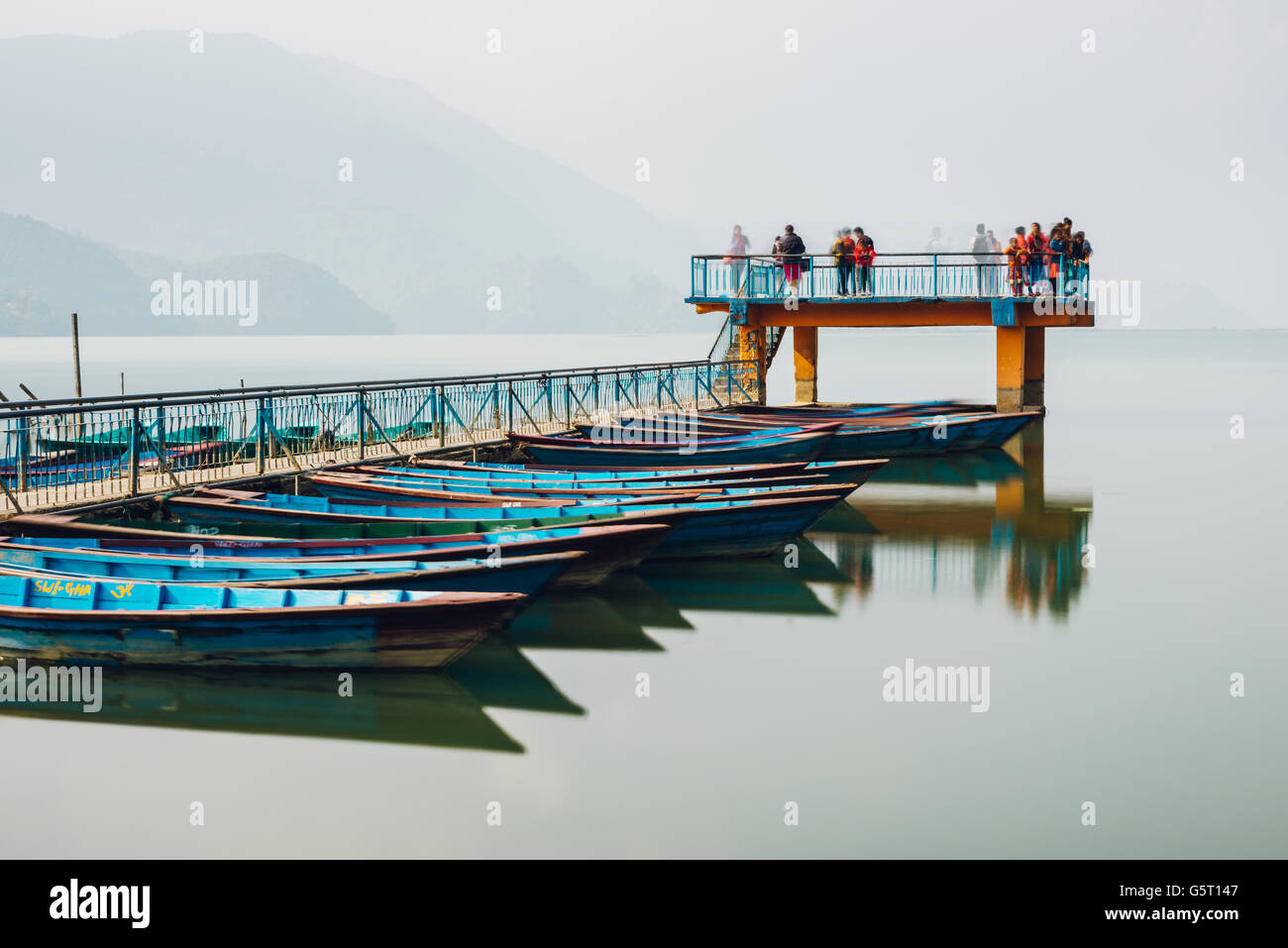 Sur la jetée du Lac Fewa à Pokhara, au Népal. Longue exposition. Banque D'Images