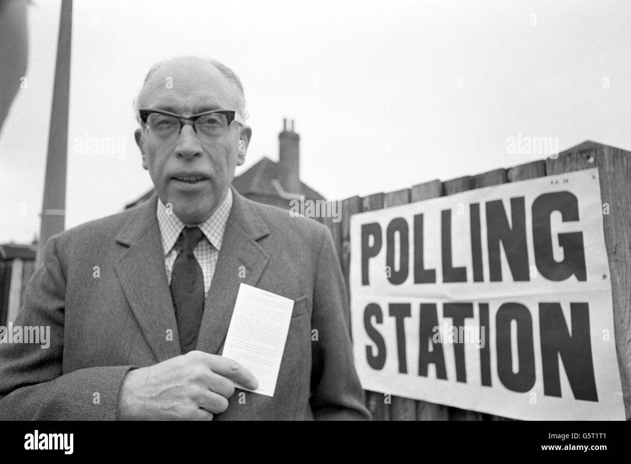 Sir Phillip Allen, directeur des comptes pour le référendum européen, arrive pour voter à l'école de St Jude's Road Infant School à Englefield Green, Surrey. Banque D'Images