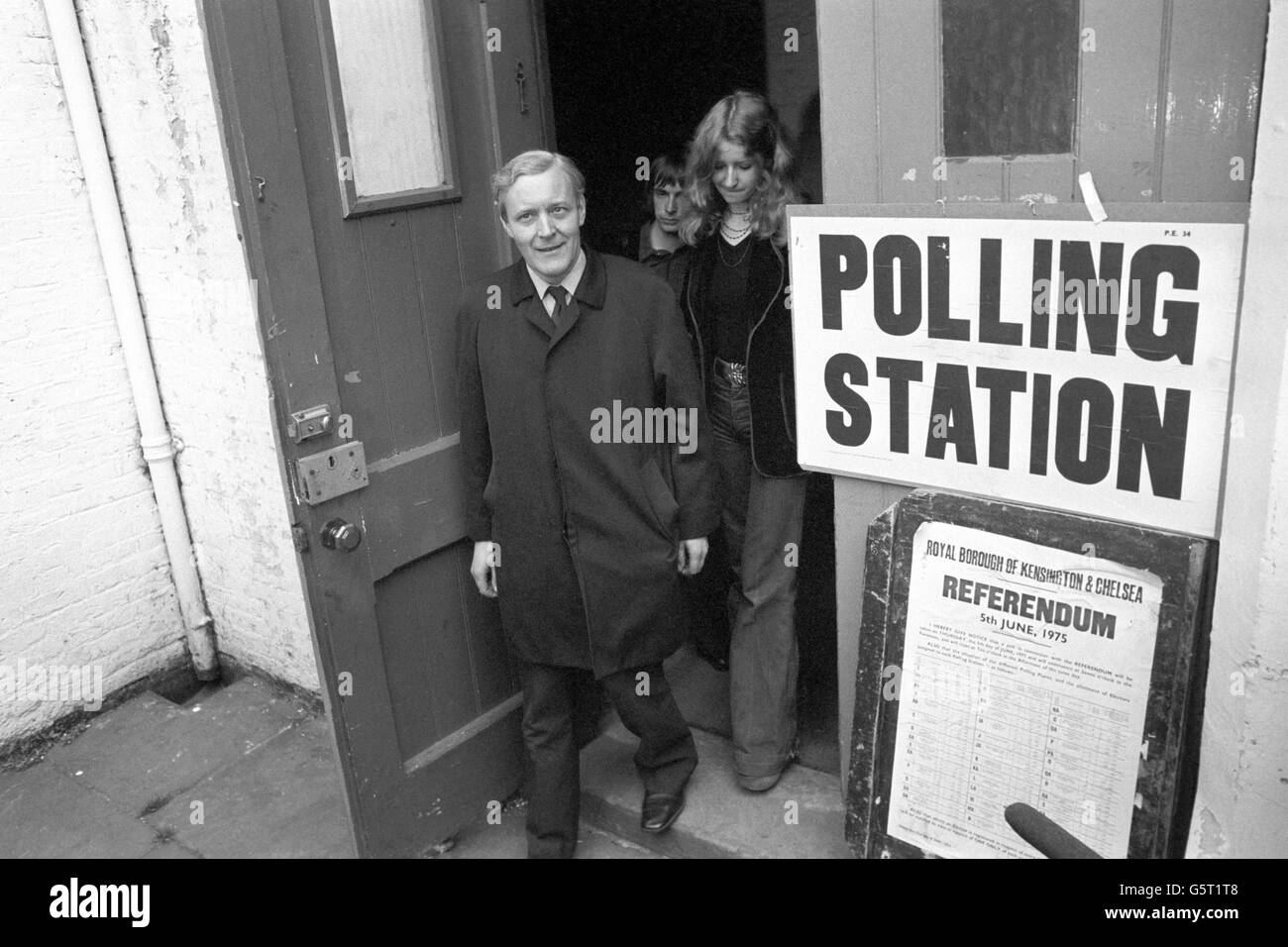 Le secrétaire de l'industrie Tony Benn et sa fille Melissa, âgée de 18 ans, quittent un bureau de vote de l'église sur Portobello Road, après avoir voté lors du référendum européen sur le marché commun. Banque D'Images