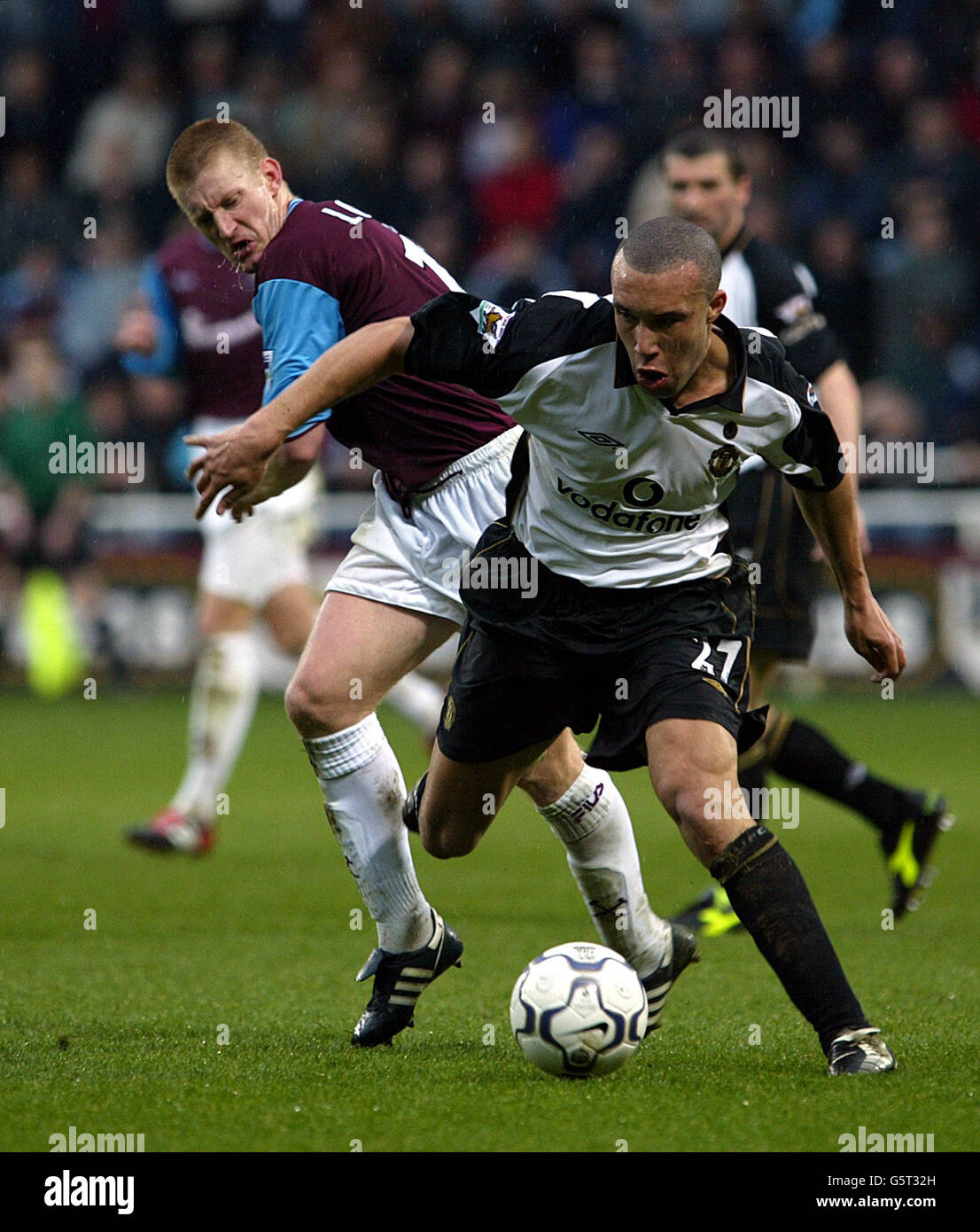 Steve Lomas de West Ham United et Mikael Silvestre de Manchester United en action pendant la F.A. Match Barclaycard Premiership à Upton Park East London. Banque D'Images