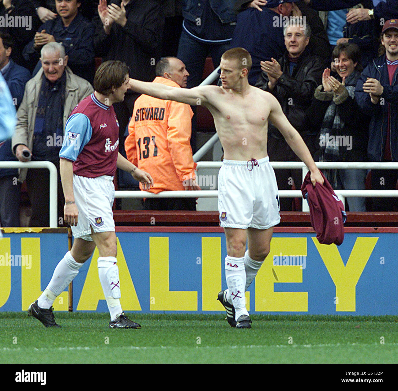 Steve Lomas (pas de chemise) de West Ham United ouvre le score pendant la F.A. Match Barclaycard Premiership entre West Ham United et Manchester United à Upton Park, à l'est de Londres. Banque D'Images