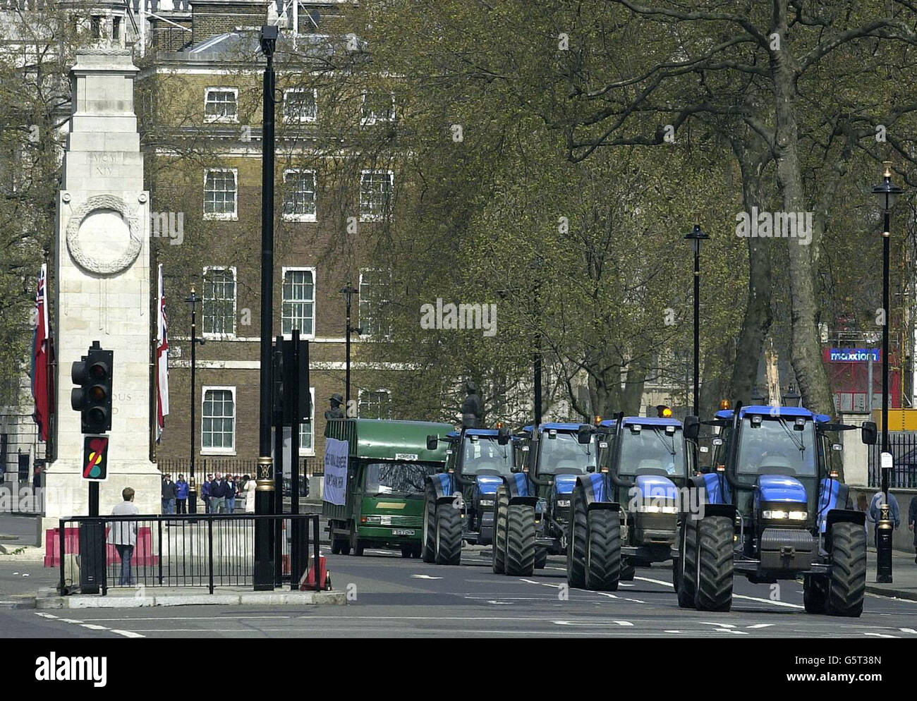 Les tracteurs font monter Whitehall, à Londres, alors que les agriculteurs font campagne pour soutenir les entreprises rurales dans le budget de la chancelière. Banque D'Images