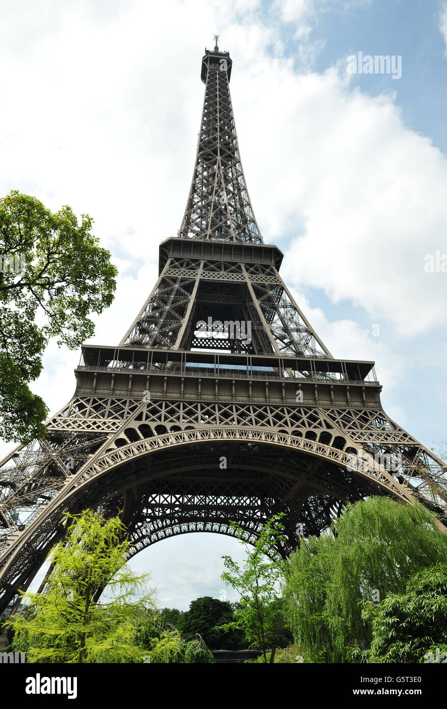 La Tour Eiffel, tourné à partir de ci-dessous Banque D'Images