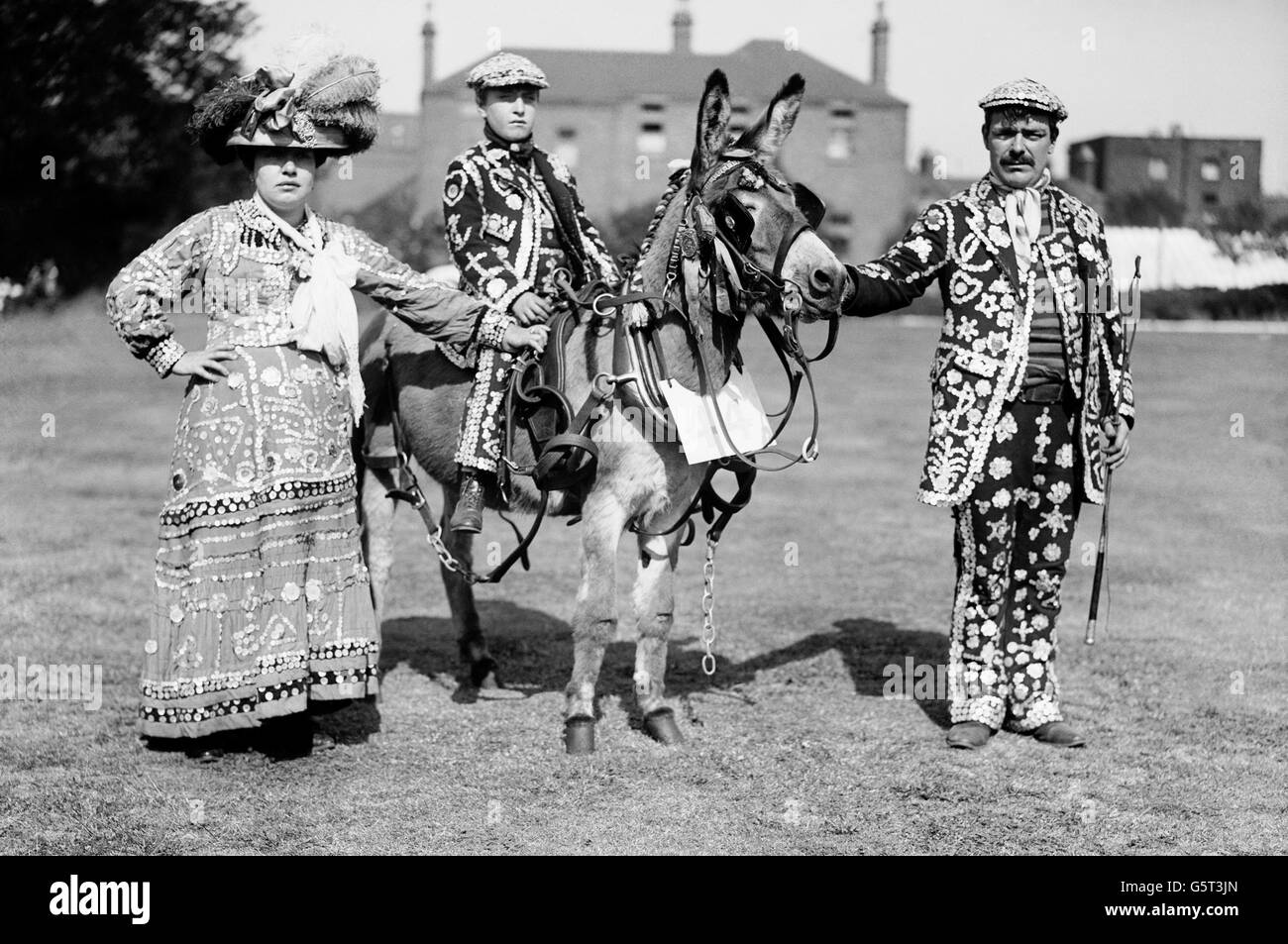 « Costers » à Pearlies - une fête familiale au spectacle Peckham Derby.'Costers', ou 'Costermongers' sont des vendeurs de fruits et légumes.Les aînés respectés par les familles de Costermongering sont élevés à la position de PEarly Kings et Queens et leur rôle non public est de maintenir la paix entre les familles. Banque D'Images