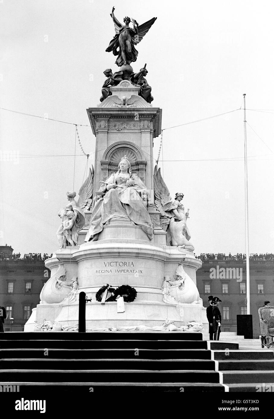 Le Victoria Memorial après avoir été dévoilé à Londres. Il a été construit par le sculpteur Sir Thomas Brock, en 1911. L'encadrement a été construit par l'architecte Sir Aston Webb, à partir de 2,300 tonnes de marbre blanc. C'est un bâtiment classé de classe I. Banque D'Images