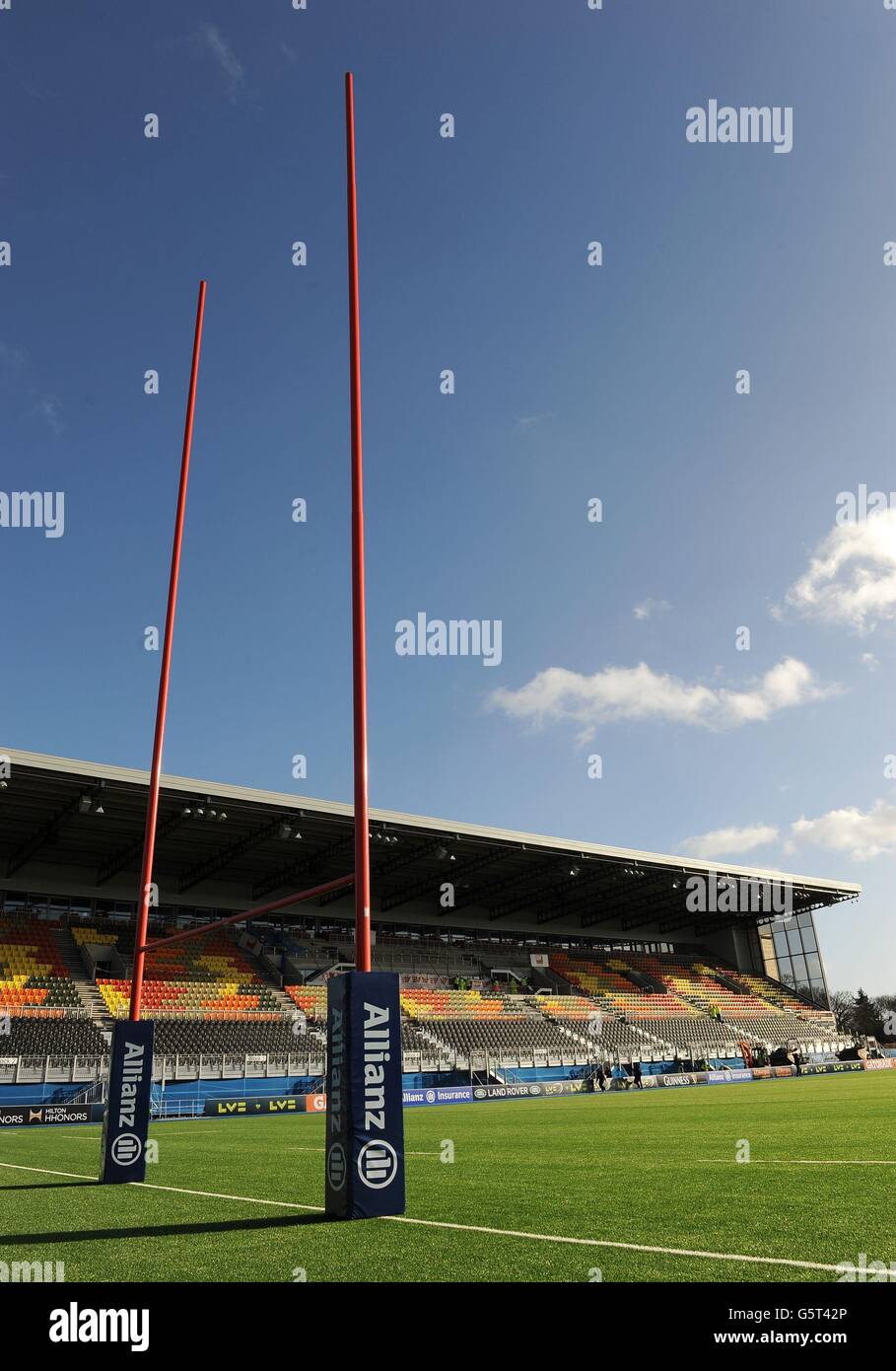 Vue générale d'Allianz Park, la nouvelle résidence du rugby à Saracens, avec sa surface en gazon artificiel. Banque D'Images