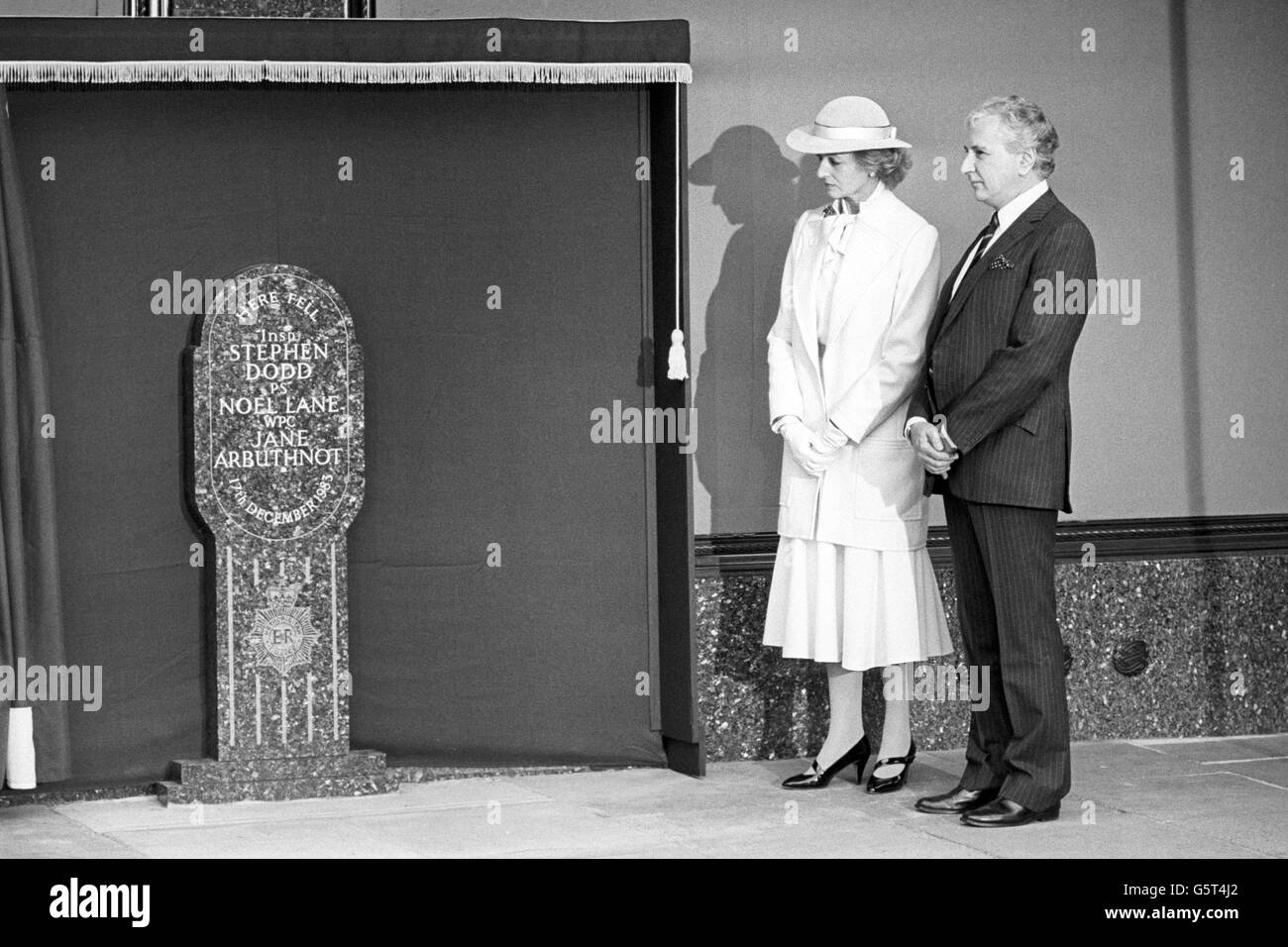 La princesse Alexandra dévoile un monument commémoratif aux policiers tués lors de l'explosion de la bombe de Harrod en 1983. Le réalisateur Michael Winner, président de la police Memorial Trust, se tient aux côtés d'elle lors de la cérémonie qui s'est tenue à Hans Crescent à Knightsbridge. Banque D'Images