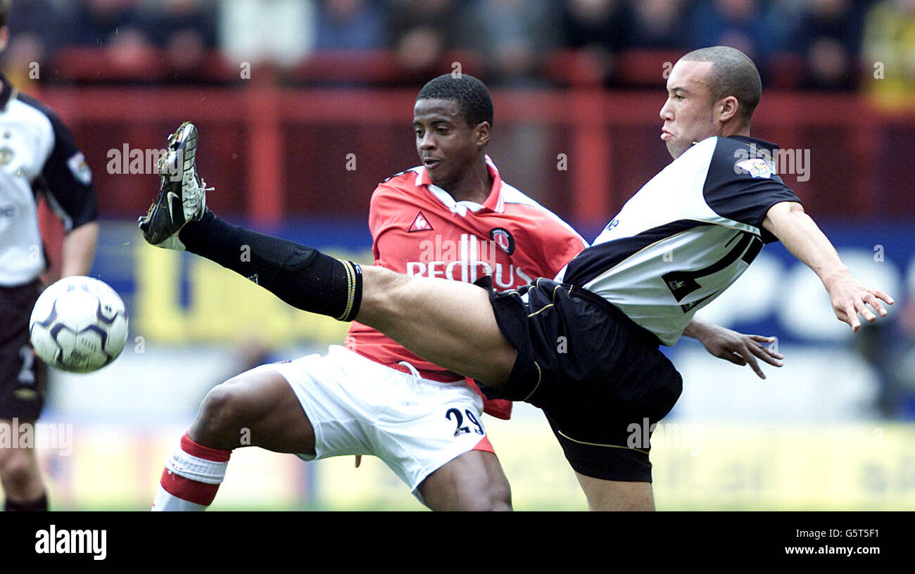 Kevin Lisbie de Charlton et Mikael Silvestre de Manchester United en action pendant F.A. Barclaycard Premiership match entre Charlton et Manchester United à la Valley East London. Banque D'Images