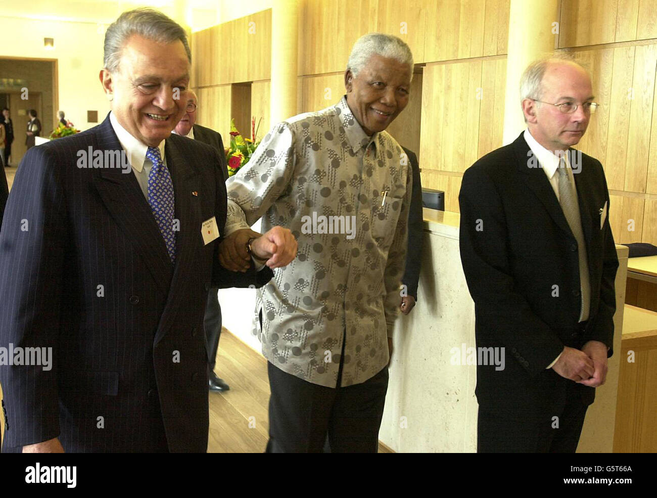 L'ancien président sud-africain Nelson Mandela (à droite) obtient un coup de main WAFIC Rida Said, le principal bienfaiteur de ladite école de commerce de l'université d'Oxford, alors qu'il arrive à l'école pour ouvrir un théâtre nommé en son honneur. Banque D'Images