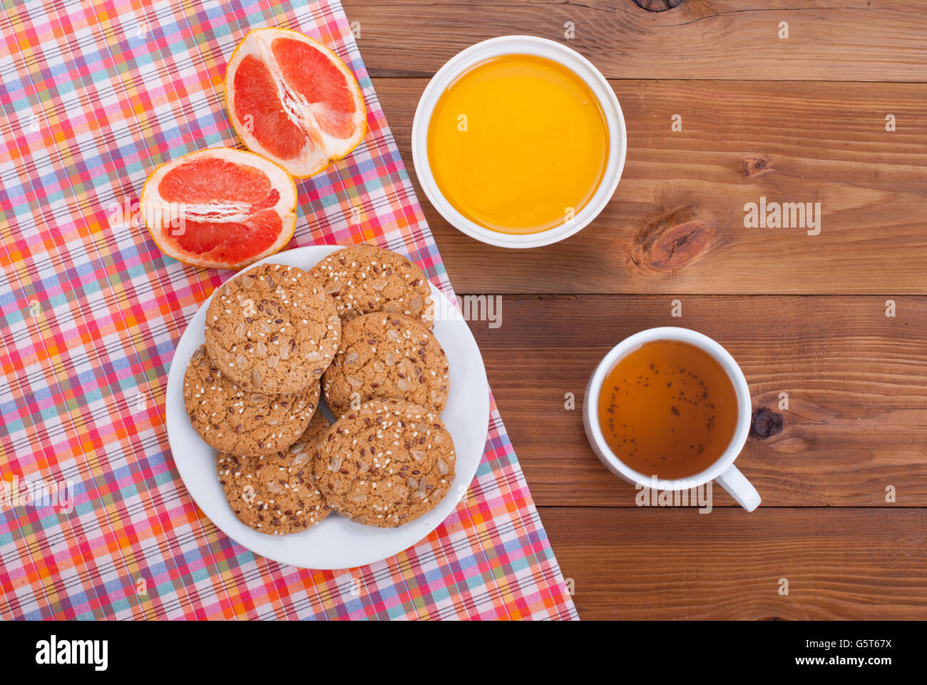 Tasse de thé et miel d'agrumes cookies sur une table en bois. Banque D'Images