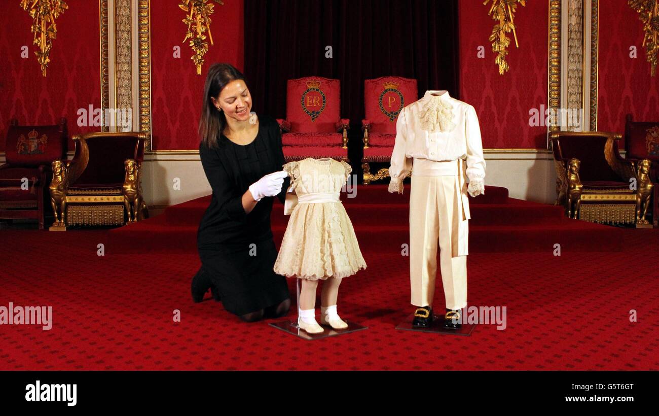 Caroline de Guitaut, conservatrice de la Collection royale, présente la tenue portée par la princesse Anne (à gauche), âgée de deux ans, et la tenue portée par le prince Charles (à droite), âgé de quatre ans, lors du lancement de l'exposition d'été Coronation de sa Majesté la reine Elizabeth II au Palais de Buckingham. Banque D'Images