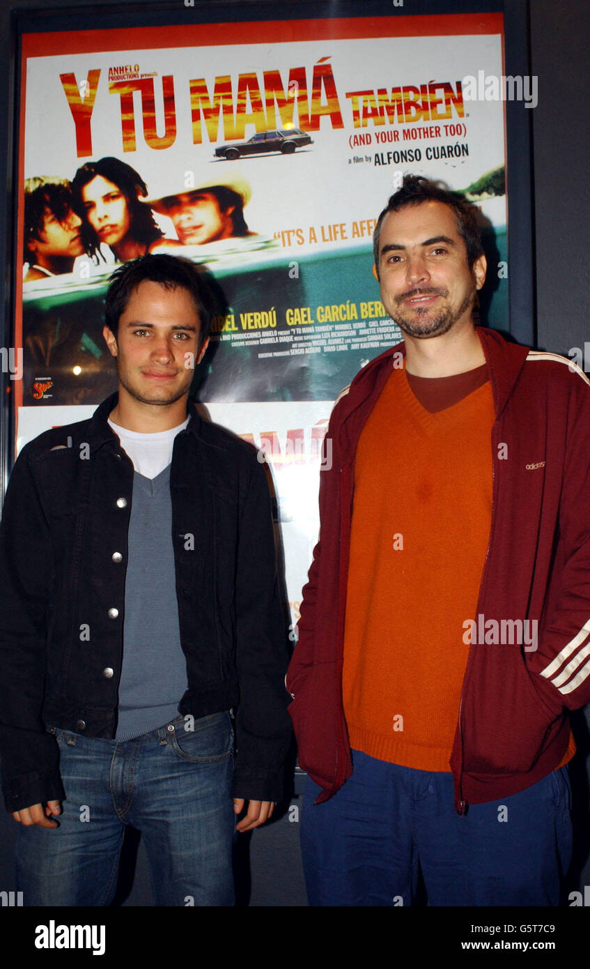 Le réalisateur Alfonson Cuaron (à droite) et l'une des stars Gael Garcia Bernal arrivant pour le gala de projection du film mexicain "y Tu Mama Tambien" (et votre mère aussi), à l'écran sur le cinéma vert à Islington, Londres. Banque D'Images