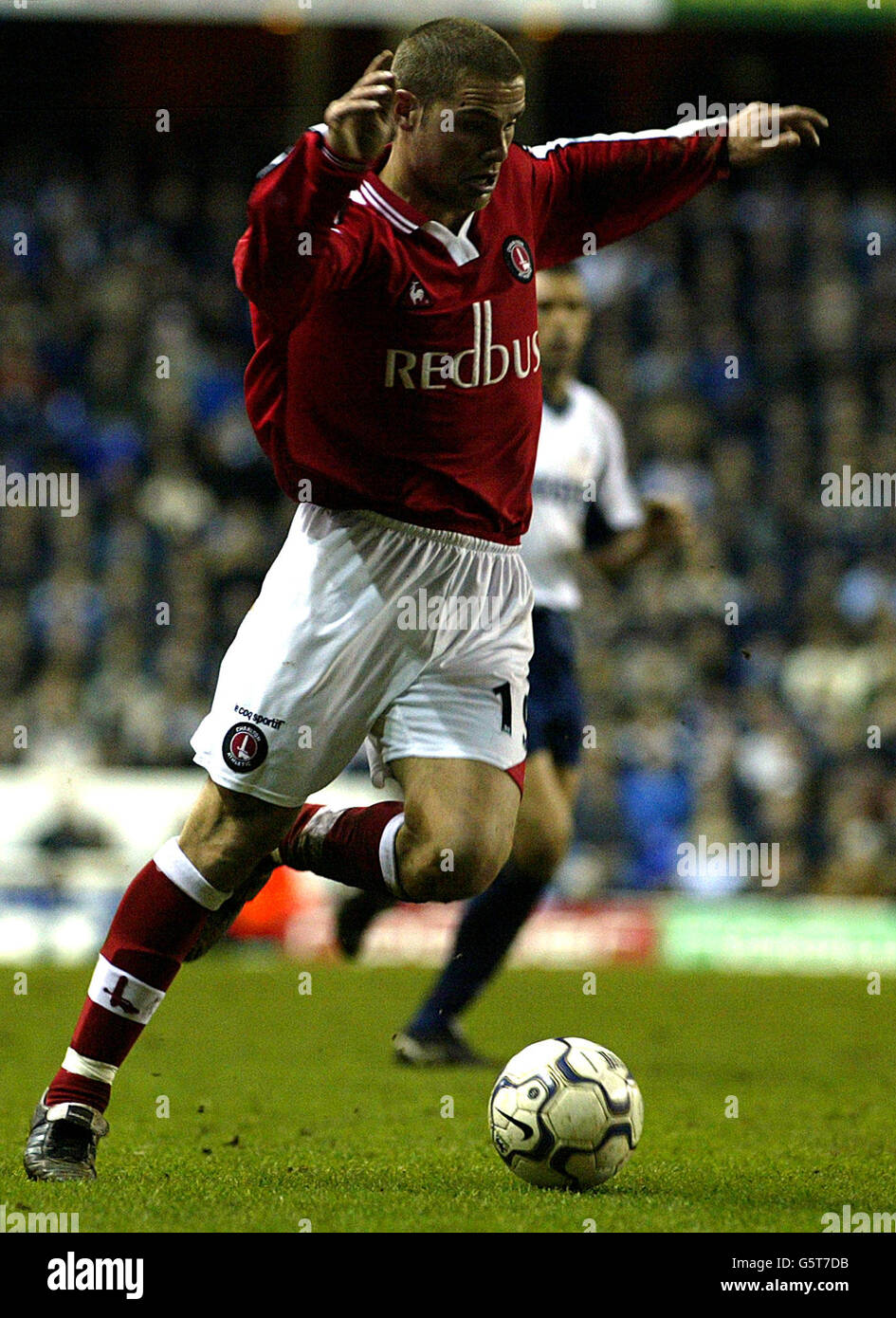 Luke Young de Charlton Athletic pendant la F.A.Barclaycard Premier match entre Tottenham Hotspur et Charlton Athletic, à White Hart Lane, Londres. Banque D'Images