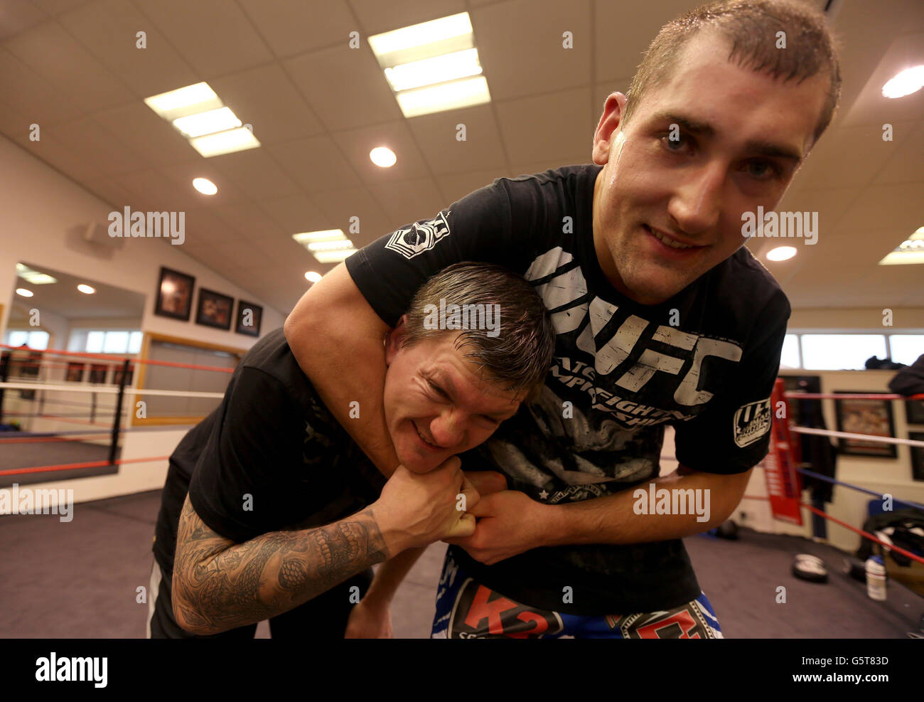 L'ancien boxeur Ricky Hatton (à gauche) et le combattant britannique de l'UFC Paul Sass posent pour les médias après une séance d'entraînement à Hatton Health and Fitness à Hyde, Manchester. Banque D'Images