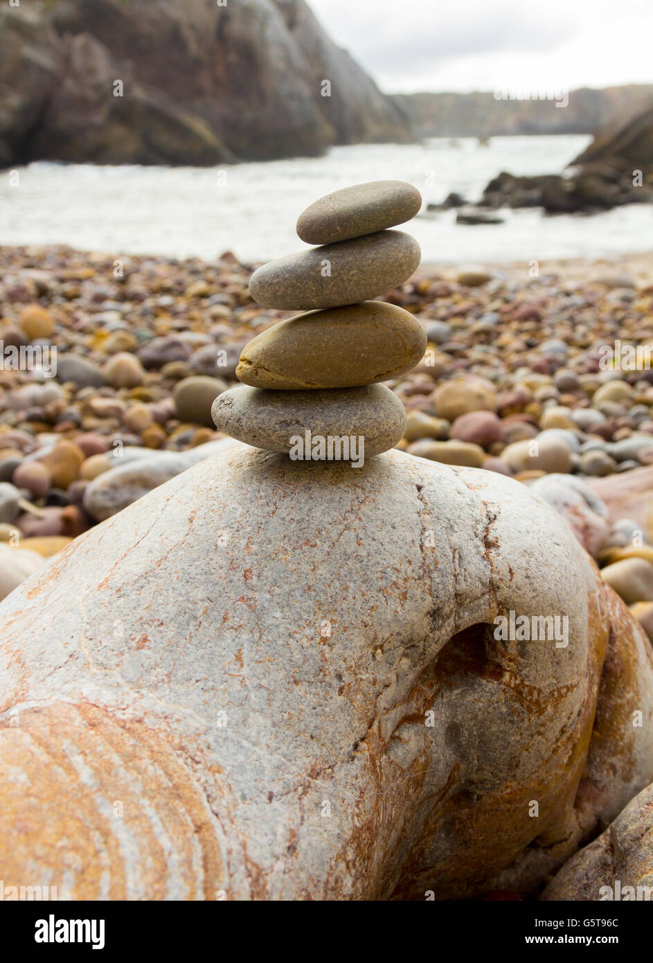 Les pierres de couleur mis en équilibre sur une plage Banque D'Images