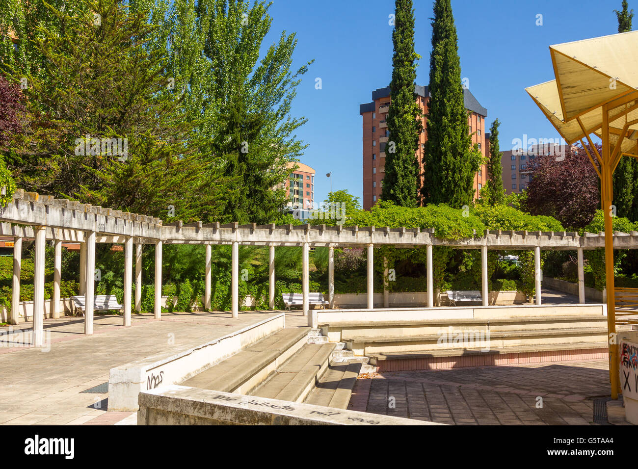 Escaliers et les toits dans un parc de Valladolid, Espagne Banque D'Images
