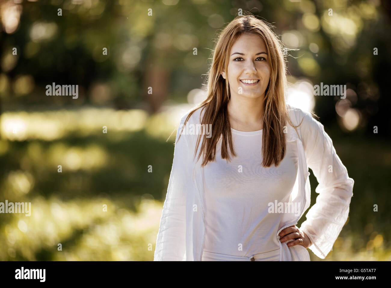 Belle brunette posing and smiling in nature Banque D'Images