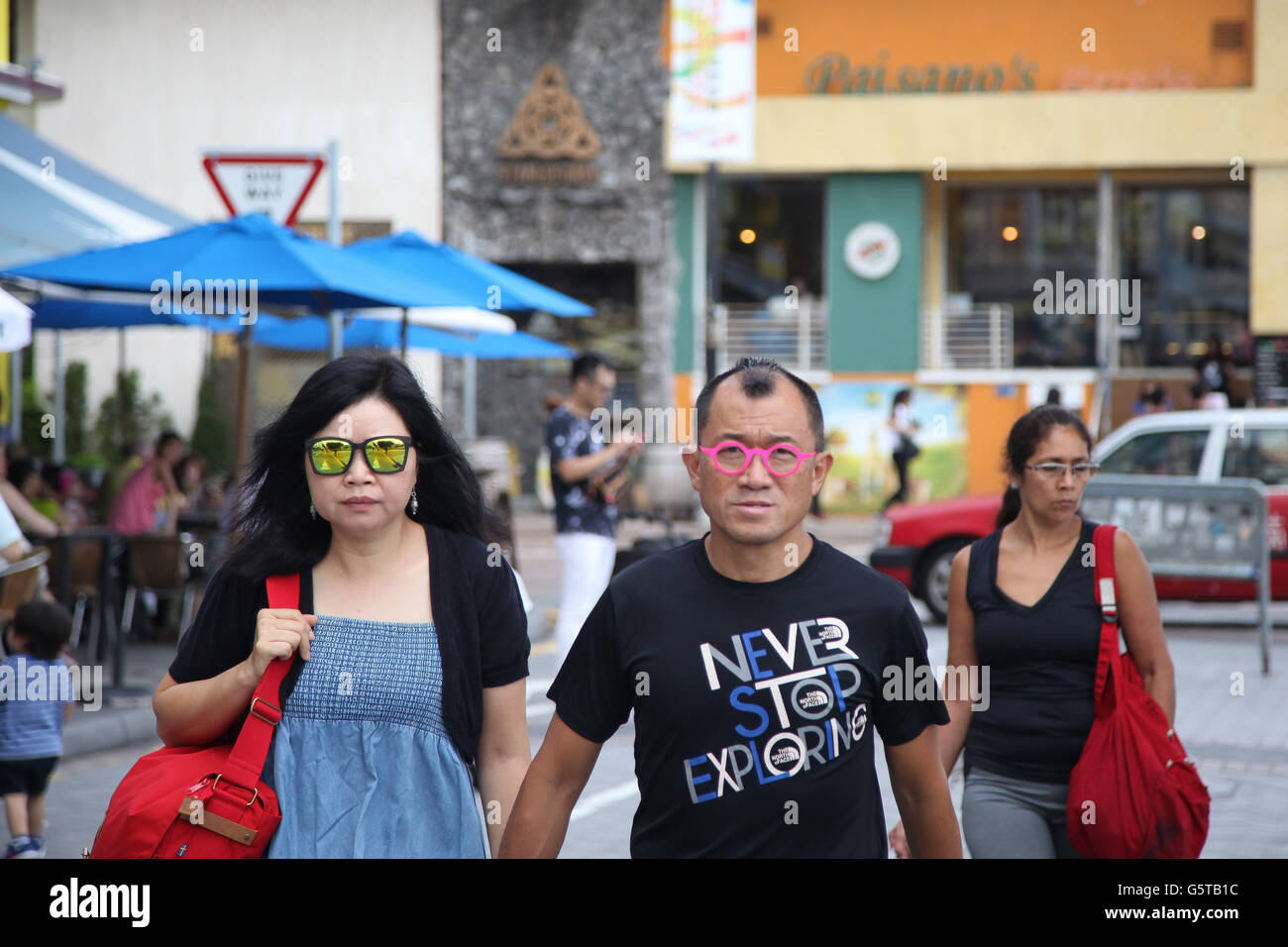 Stanley Bay, Hong Kong, Chine - un homme et une femme les touristes avec des lunettes de soleil dans la promenade de la baie de Stanley Banque D'Images