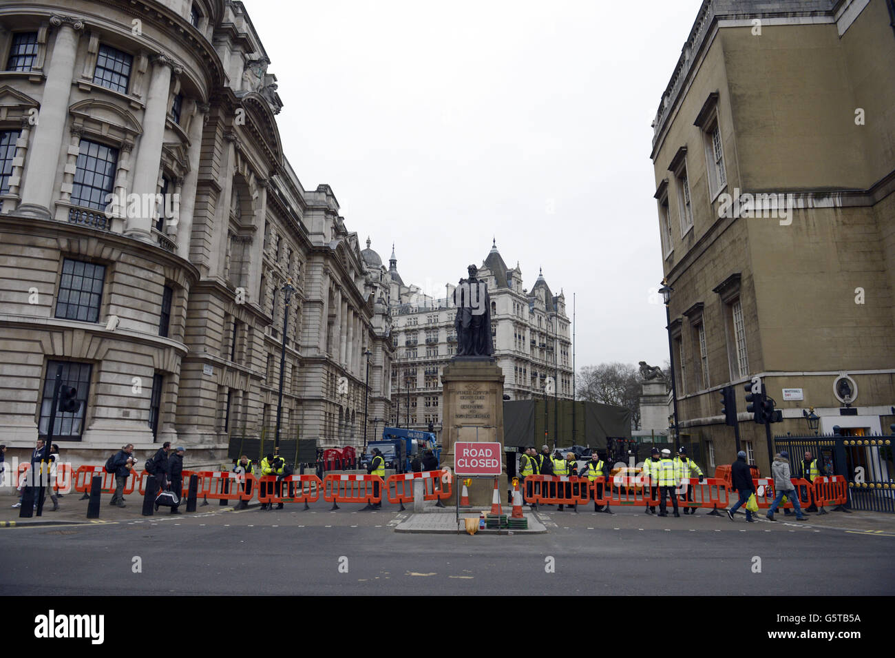 Horse Guards Avenue dans le centre de Londres est fermé au public, censé être pour le tournage du nouveau film de Tom Cruise tout ce dont vous avez besoin est Kill. Banque D'Images