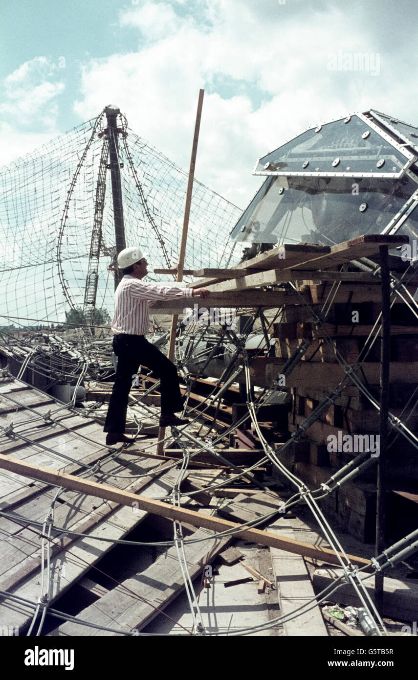 Le Parc olympique de Munich, en construction pour les Jeux 1972. Structure du toit restées partielles. Hochziehen des Münchner Zeltdaches während des Baus. Banque D'Images